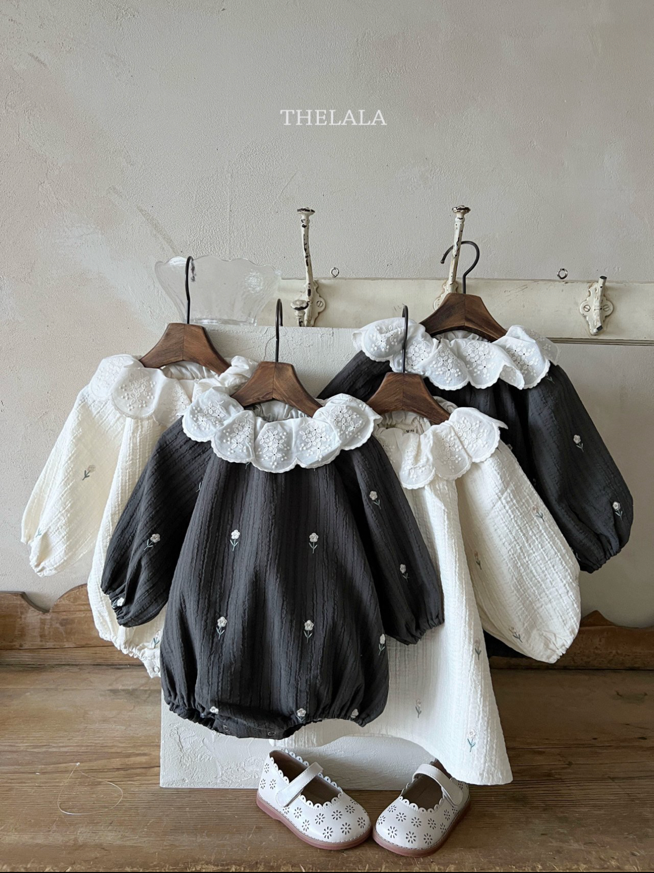 🌸預訂 韓國直送🌸🇰🇷THELALA兩色花卉刺繡蕾絲花瓣翻領長袖包屁衣