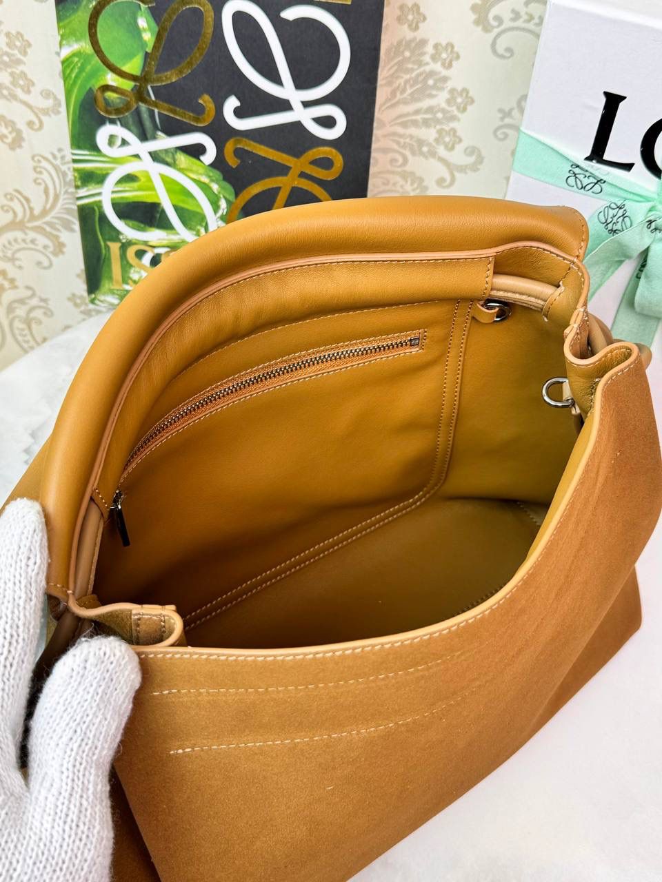 𝙇𝙤𝙚𝙬𝙚 𝙁𝙡𝙖𝙢𝙚𝙣𝙘𝙤 𝙎𝙖𝙩𝙘𝙝𝙚𝙡 福袋款邮差包 ➕刺绣🅾️字母宽肩带 编码：062404 尺寸：𝟑𝟒-𝟏𝟐-𝟐𝟒𝐜𝐦 新款以经典福袋收缩打结为元素，采用外部麂皮➕内里𝗡𝗮𝗽𝗮小牛皮➕刺绣字母宽肩带的精致搭配打造全新升级款邮差包🅰️，可斜挎、肩背和手提，超大容量满足日常所需🎈