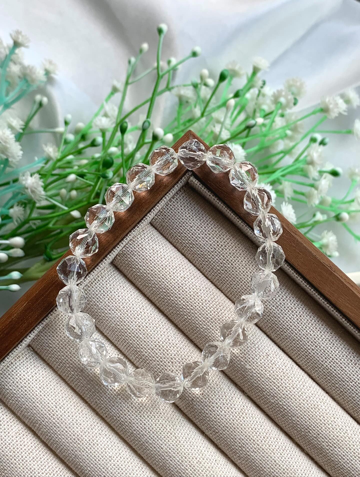 刻面白水晶 ｜Faceted Clear quartz 7.8mm RM48白水晶主健康，能够平衡个人身心与情绪，有助于集中精神。 白水晶放置于书桌上，有助于小朋友加强集中力和记忆力，从而助力学业提升。白水晶吊坠具有平衡的能量，可用作护身符、平安符。 白水晶的能量可使个人头脑清晰，精神爽利。Clear quartz’s spiritual and metaphysical properties enable it to cleanse all the chakras, protect against negative energies, and connect with higher levels of consciousness. This powerful crystal is truly a gift from the Earth, providing healing, clarity, and light to all who embrace it.#白水晶 #clearquartz #bracelet #手串 #crystal #马来西亚水晶网店 #天然水晶 #高货白水晶 #crystalhealing #crystaljewelry #crystalbracelet #水晶手串 #naturestone