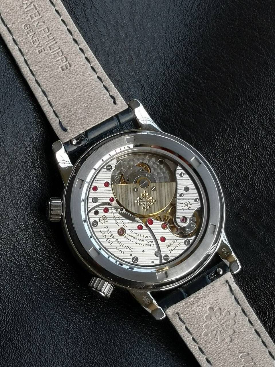 百达翡丽PP-6104G 日内瓦苍穹系列 市场顶级复刻神作震撼来袭！ 搭载原装进口miyota全自动机械机芯改制Cla.240机芯，搭配原装珍珠18K金自动锤，走时精准稳定，性能媲美正品；表圈镶嵌45颗璀璨宝石，表扣点缀28颗珍稀晶石，光影流转间尽显奢华质感；微拱形防眩目处理表镜，折射效果立体通透，让表盘细节清晰可见，质感再升一级💯💯