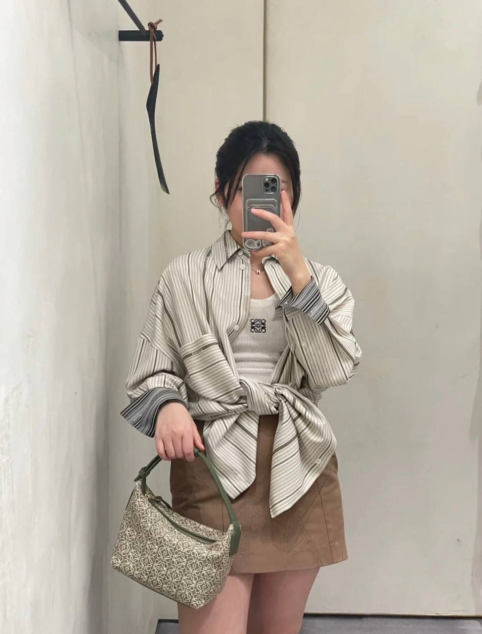 * 𝘊𝘶𝘣𝘪 𝘈𝘯𝘢𝘨𝘳𝘢𝘮 提花布手袋✌️ 大号尺寸:27-17-22cm（顶部宽处34cm） 编码:062102 黑色【配全套礼盒】 包包面料挺括度适中，没有固定形状 ，背上出门慵懒氛围感十足😘，肩带可以调节，伸缩至腋下背，单肩，手拎皆可