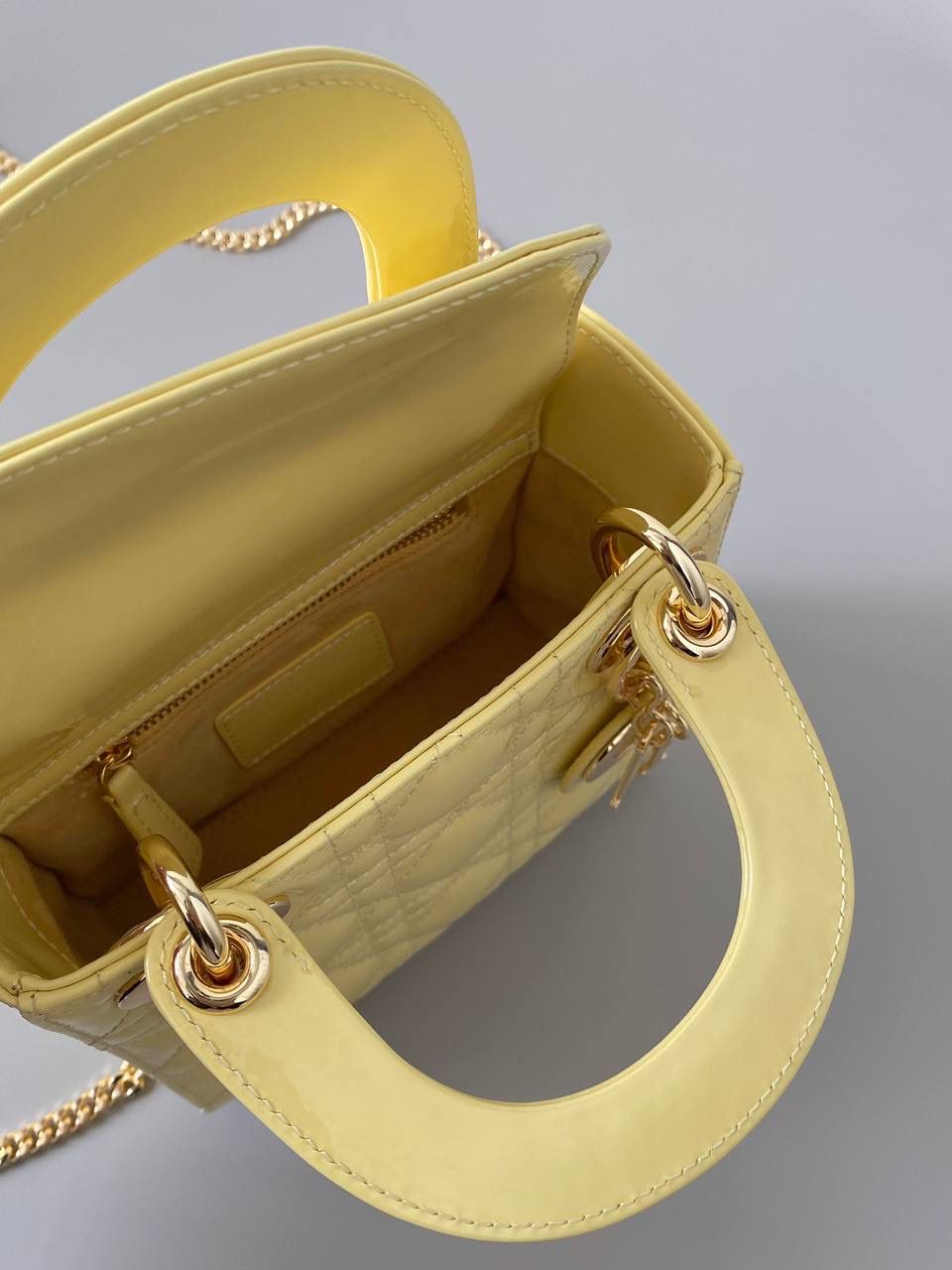 🈶小鸡黄💛𝗗𝗶𝗼𝗿 𝗟𝗮𝗱𝘆三格，漆皮款 谁能抗拒这奶里奶气的新颜色啊 淡淡的色调，看着心情就很好 夏天用简直不要太合适，乖到炸了 17×15×7cm 5310m