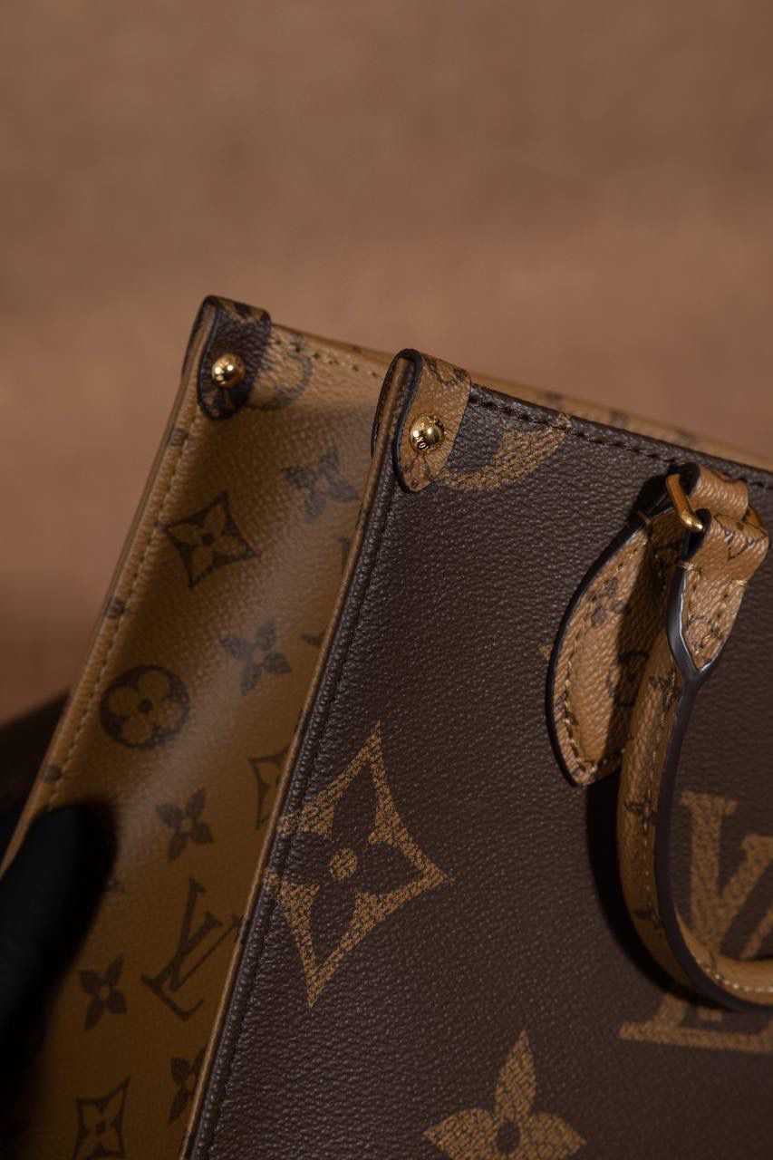 LV Onthego🎀 Toron 手柄搭配有品牌字样的提花肩带，风格对比很特别～ 还贴心附上 可拆卸零钱包，放零钱或小东西刚刚好，设计真的很加分👍 ▪️尺寸 25 × 19 × 11.5cm▪️ 大小刚好，不会太大也不会太小，日常出门超适合。 好看又实用，真的要说一句：设计师很懂女生啦～ 😆 这是 2023 早春系列，独家品质，这一季真的一定要选它！ 小号手袋把 Monogram + Monogram Reverse 拼在一起，再加上 Monogram Giant 图案，整体超有时尚感，怎么看都高级✨