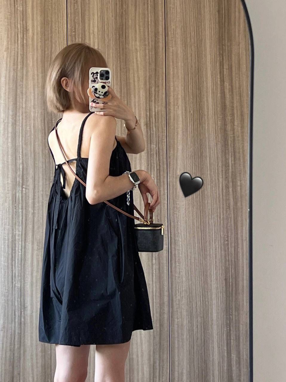 🔥大货实拍图 𝗖𝗘𝗟𝗜𝗡𝗘 ♥ 𝗧𝗥𝗜𝗢𝗠𝗣𝗛𝗘迷你小方盒 型号：10J762 尺寸：9.5*8*9cm CELINE女孩盲冲新款迷你小盒子，可爱到💥，夏天搭短袖，冬天配大衣，都是随手一拎就可以出门，到手就是大写真香～