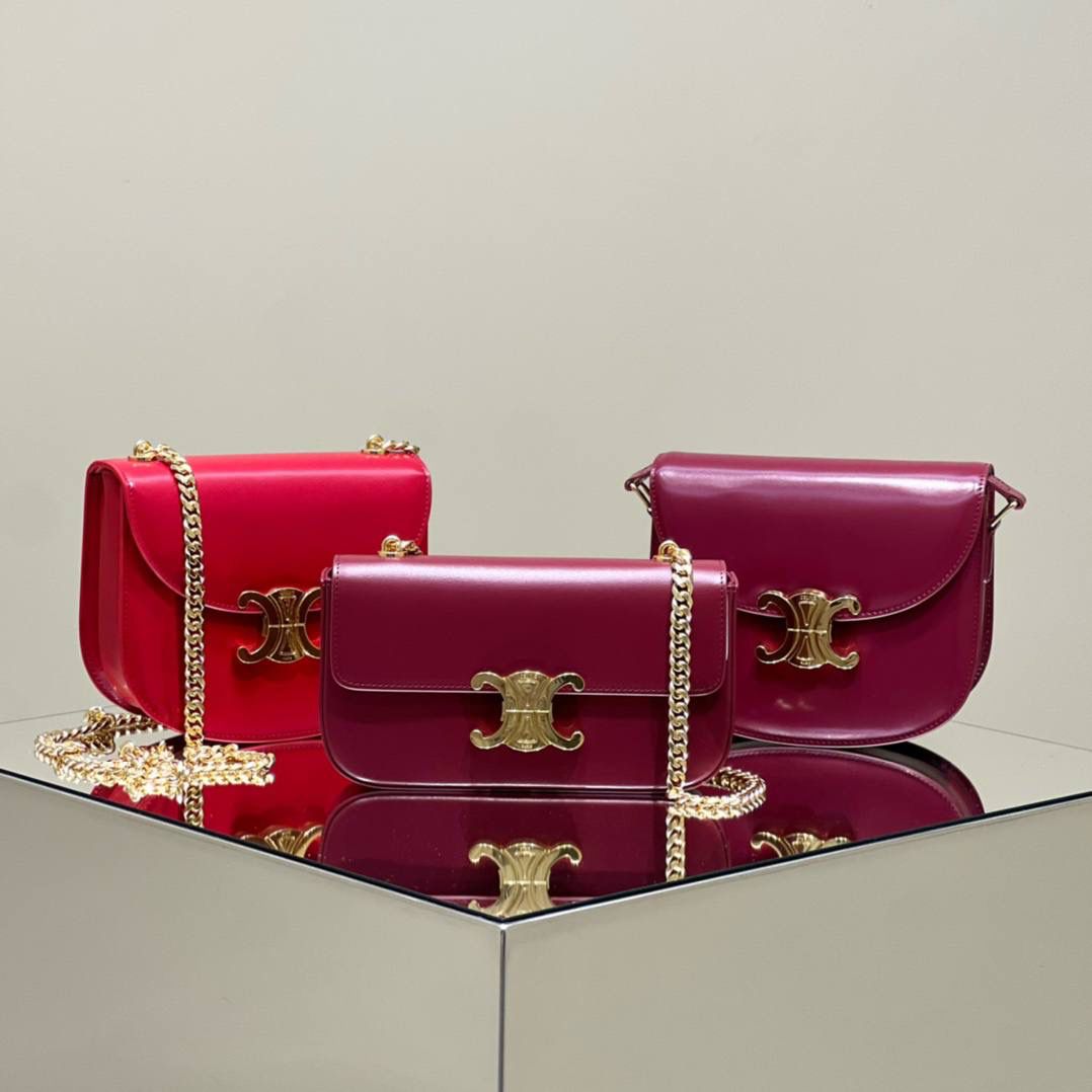 𝗖𝗘𝗟𝗜𝗡𝗘新年开运红包来袭❗️ 圣诞节新年就快到了，哪种颜色在新年里喜庆且符合节日氛围呢❓那必定是招好运的红色单品啦～高级红，浪漫且热烈，爱穿素色或者想要结婚、本命年的宝宝们绝对是首选！