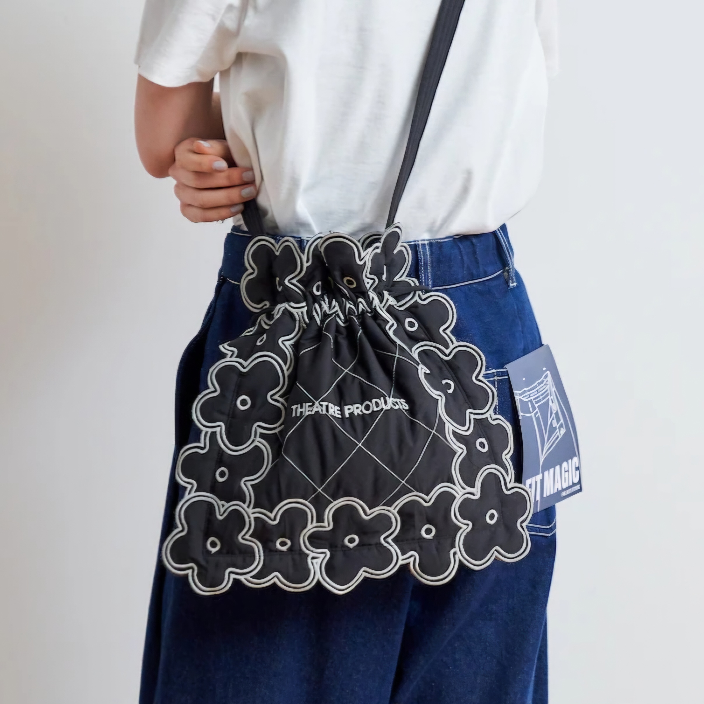 【✨️日本🇯🇵 pre-order THEATRE PRODUCTS 刺繡花花索繩斜孭袋✨️】 【共2色 | 白色/黑色】