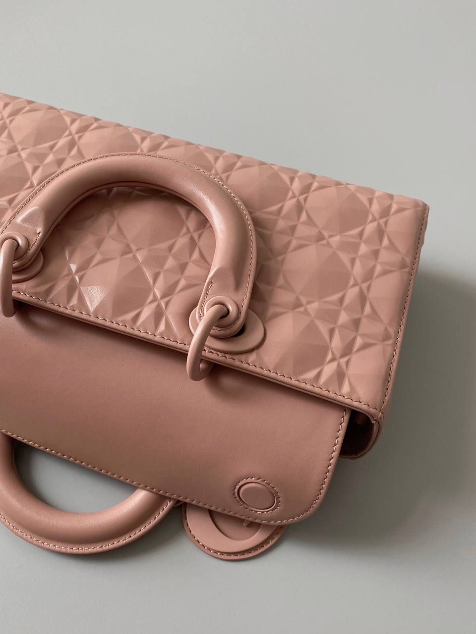 钻石粉 🎀𝗗𝗶𝗼𝗿 𝗗-𝗝𝗼𝘆 𝗯𝗮𝗴🥰 时尚果然就是轮回，回归了一把中古戴妃 特殊处理的哑光牛皮钻石藤格纹，八个切割面挺括有型，全套磨砂材质五金，长方包形短链条➕细长肩带直接封神！！ 复古时髦感超强，真是什么场合都可以把住 绝对是lady中的天花板了，强势出圈啦姐妹们🔥🔥 26 x 13.5 x 5cm