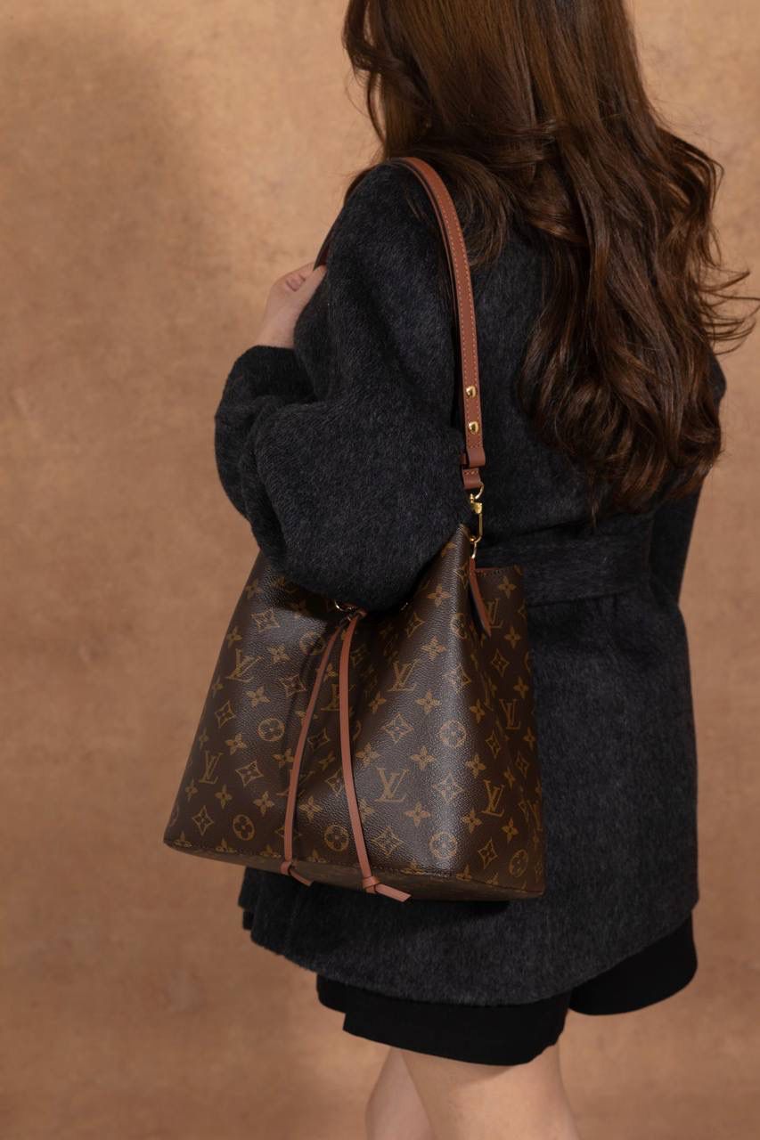 LV NÉONOÉ 水桶包 👜✨ 这款真的是经典中的经典，很多人第一只 LV 都选它！！ Size：26 × 26 × 17.5 cm，容量很可以，日常东西统统装得下～ 水桶包原型来自 1932 年的香槟袋， 经典又耐看，不分年纪，背起来都很有感觉。 又能装、又好搭，休闲穿、正式穿都 OK， 属于那种越背越喜欢、怎么都不会过时的款 💖