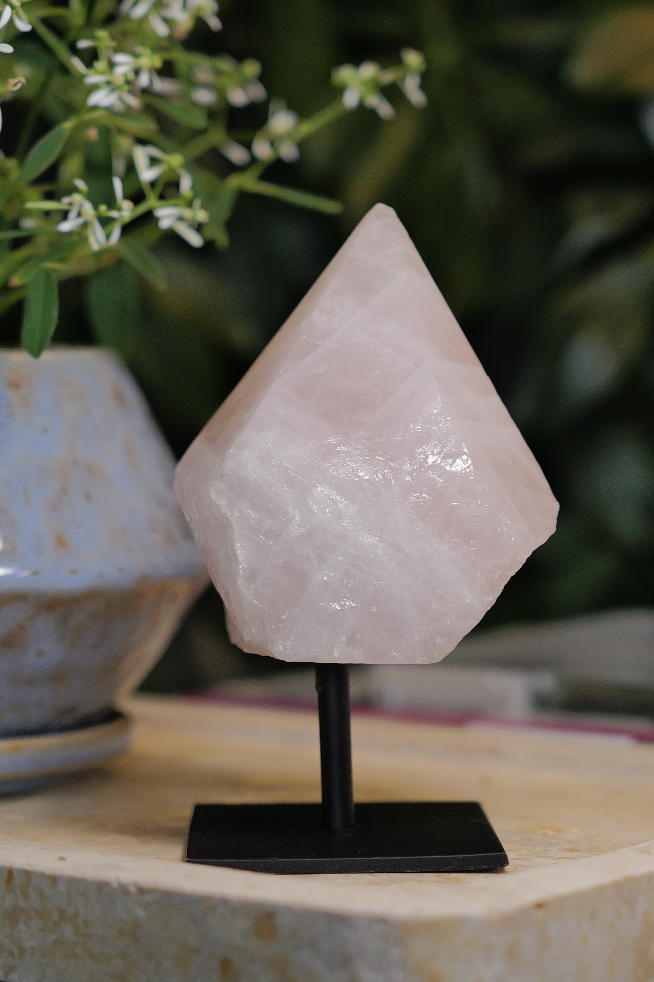 ༒12.6cm半打磨原石 粉水晶連托架擺件༒ RQ.8028C15Gm68-RA30*7MN