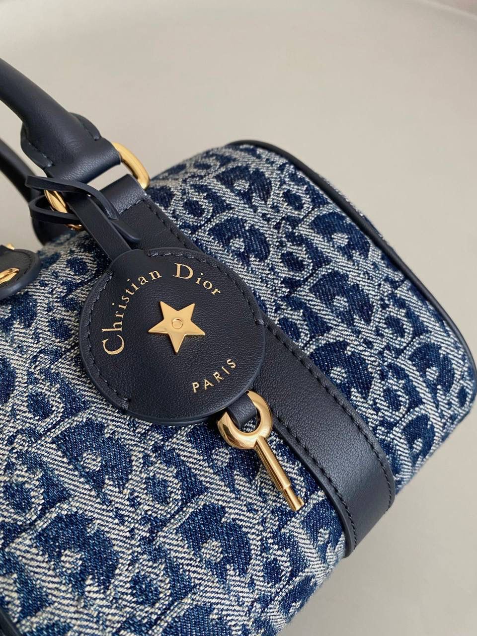 🈶牛仔蓝 𝗗𝗜𝗢𝗥 𝐠𝐫𝐨𝐨𝐯𝐞手袋·20 枕头包大家都知道 唯一的缺点就是能装 抗造hhh～ 最近最火热度最高的一定是𝙳𝚒𝚘𝚛 𝚐𝚛𝚘𝚘𝚟𝚎 当之无愧了吧！ mini小巧可爱， 最火爆 小号实用性强，推荐五颗⭐ 中号率性酷飒，适合165cm以上的妹子 日常出门容量绰绰有余 20.5 x 13.5 x 12cm #7023m