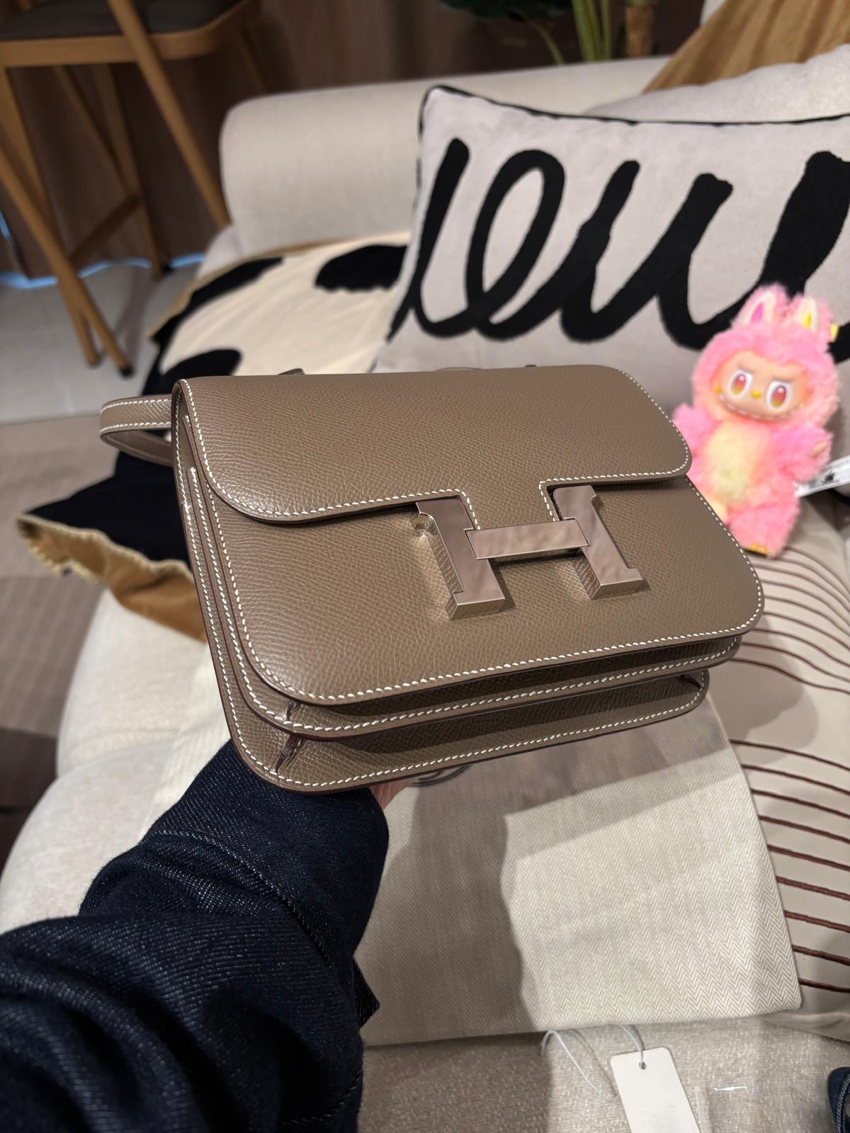 Hermes Constance mini 19 , Stamp Y 大象灰銀扣epsom 牛皮100%Authentic, 98%New ✅Dust bag ✅Box