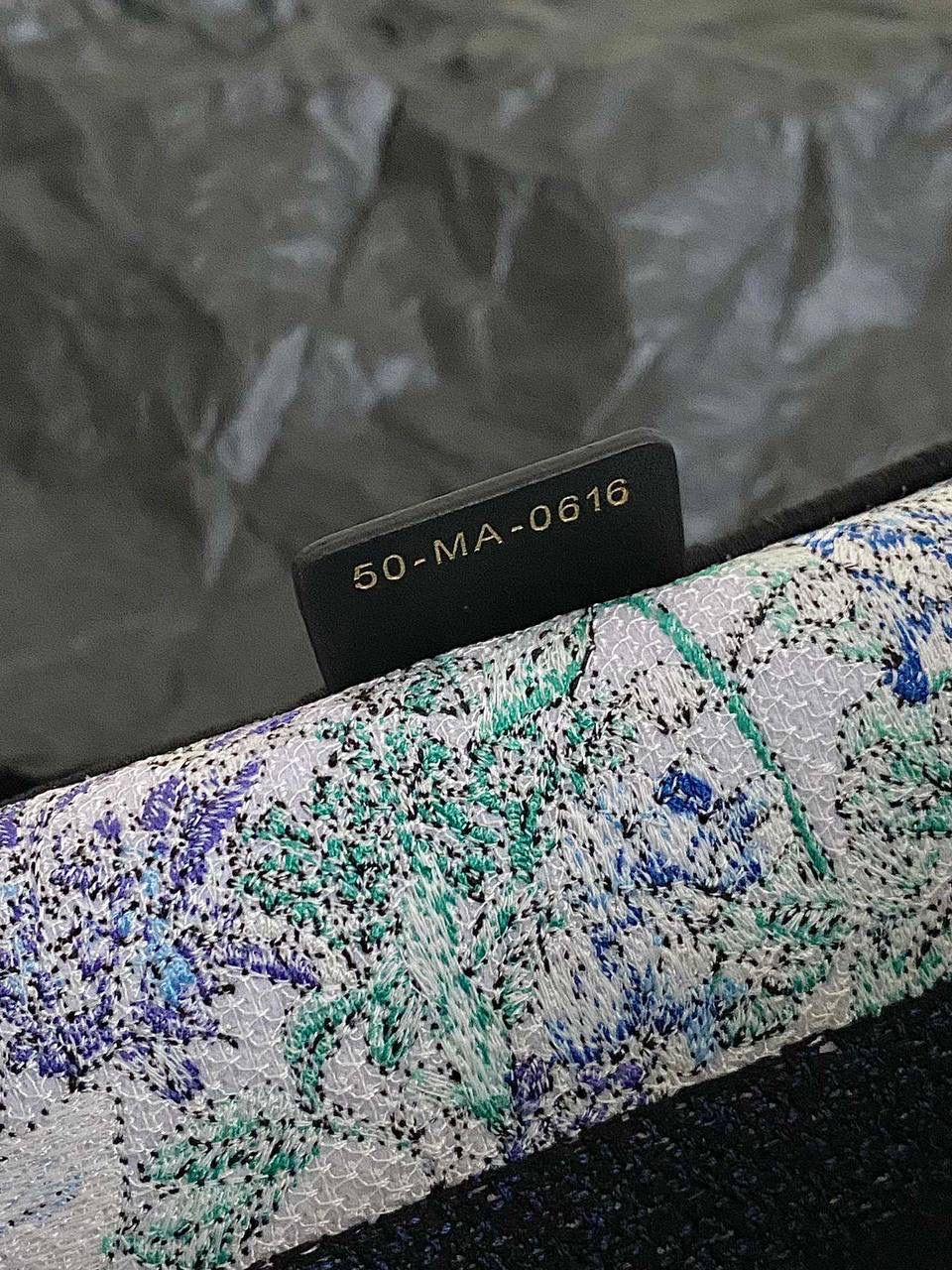 🈶蓝白花卉，中号 𝗖𝗗 𝗕𝗼𝗼𝗸 𝗧𝗼𝘁𝗲 23最新购物袋 白色底，蓝色与紫色映衬的花卉和绿叶 几分漫而梦幻的氛围气息，清新活力 给人一种愉悦，治愈，纯净美好的感觉🥰💕 温柔又自由的蓝，不急不躁的态度很微妙 拨动心弦的花卉世界，一定不要错过！😎 36×27×16cm