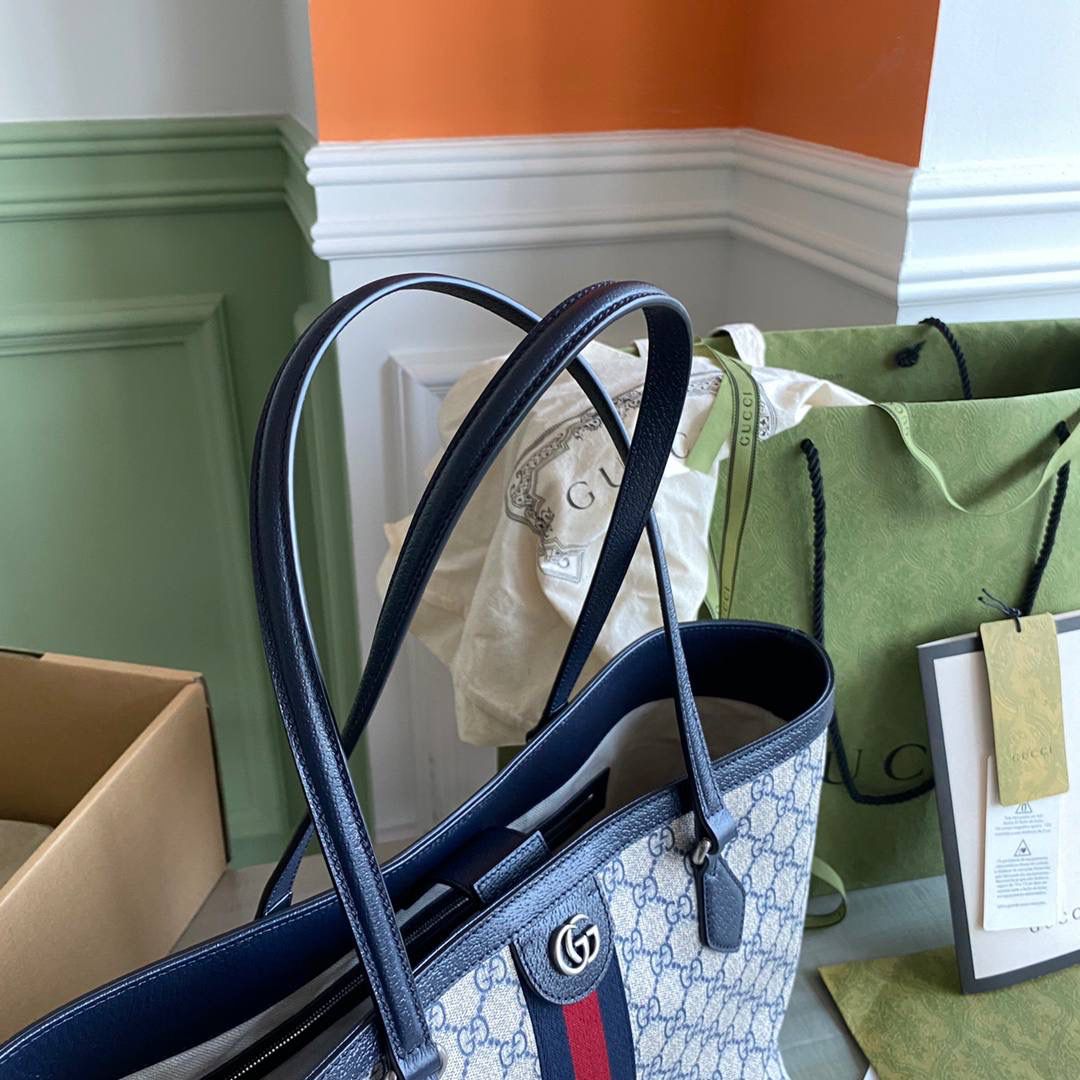 G631685:38/28/14cm！这款中号Ophidia托特包采用经典配色，红色和蓝色条纹织带为其注入魅力。新品采用了实用的全新造型并融入辨识度极高的设计元素，饰以织纹皮革滚边，顶端点缀双G配件‼️🎀