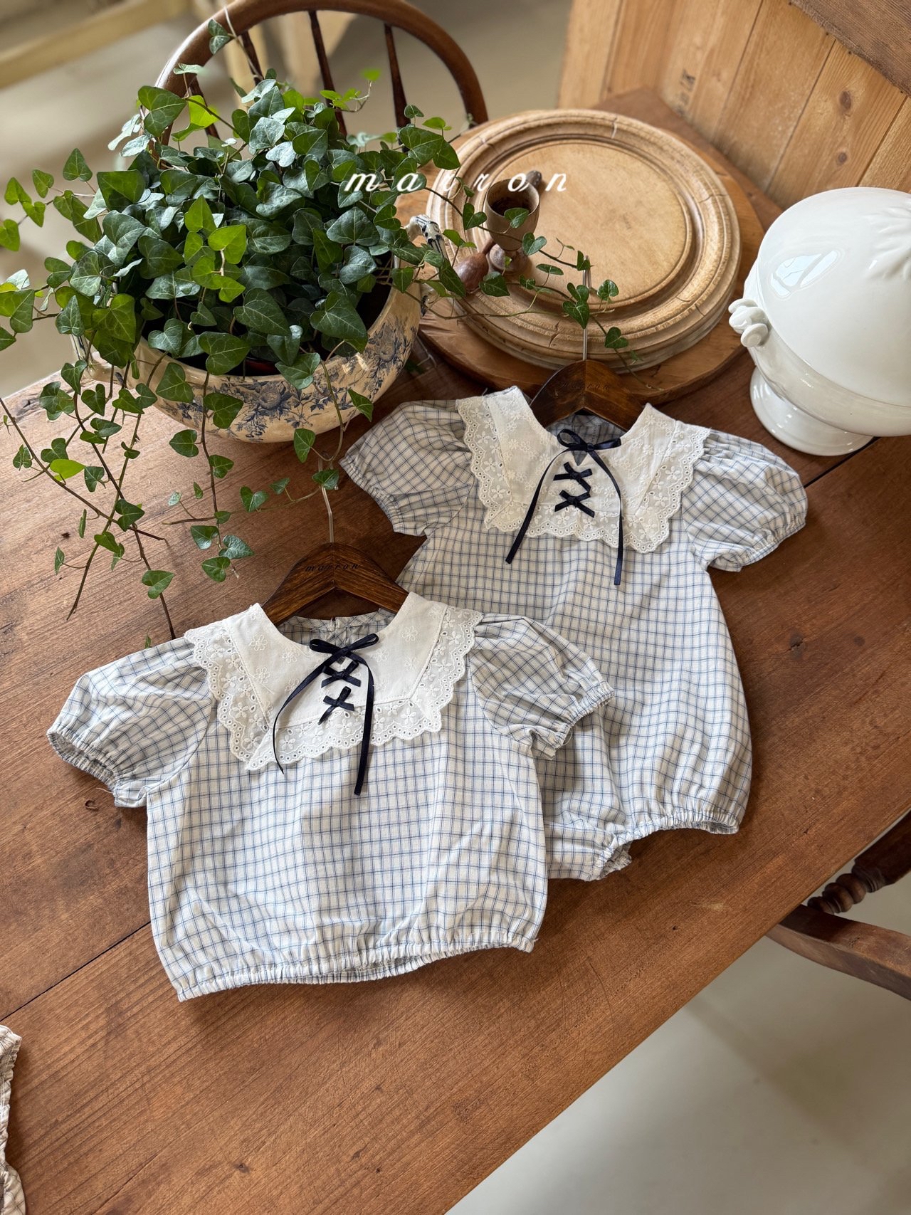 ☀️預訂 韓國直送☀️🇰🇷Marron兩色絲帶蕾絲領格紋泡泡袖包屁衣