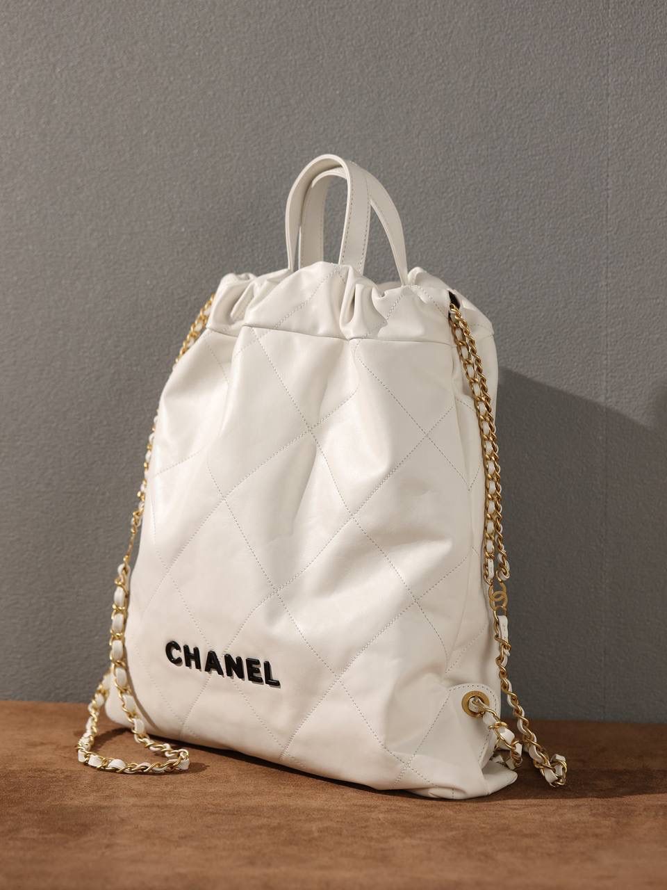 CHANEL香奈儿 22SS春夏系列 22Bag链条双肩包🎒❤️‍🩹 独家渠道货 独家欧洲原厂皮组装ZP尾单货 原厂白色亮面牛皮 搭配黑色logo以及金色做旧五金 真的太好看了🌟 尺寸：42*36*8cm