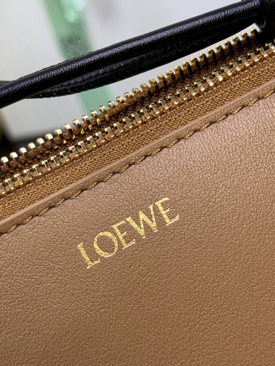 🎈𝘒𝘯𝘰𝘵 𝘛手拿包👜 —【橡木棕/黑色到货✅】 编码：522414 尺寸：𝟐𝟐.𝟓-𝟓.𝟓-𝟏𝟓.𝟓𝐜𝐦 全新撞色绳结拉链头和腕带设计，顶部拉链开合，内部人字纹帆布衬里以及2个皮隔层卡位，正面饰以品牌标志性烫金𝗟𝗼𝗴𝗼，方便时尚多用。