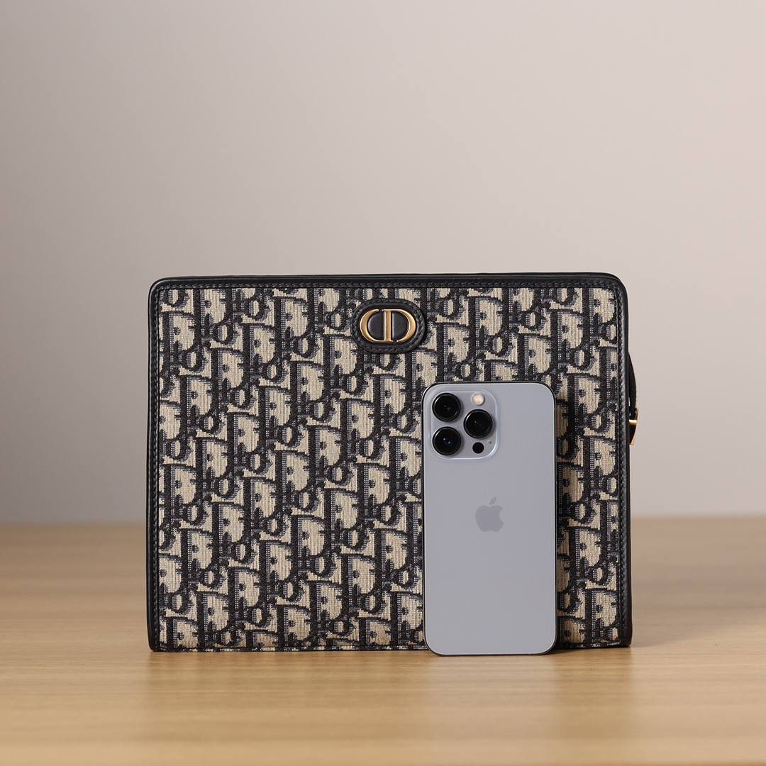 30 Montaigne 手拿包👜✨ 蓝色 Obliaue 印花 独家渠道货 独家原厂皮全网最高性价比最硬货🔥 中号 30 Montaigne 手拿包 宽敞的内部隔层可收纳各种日常用品，🉑作为手拿包使用，也可放入Book Tote 手袋中。正面饰以CD 标志 ✅拉链开合 ✅1个内侧隔层 ✅1个内部贴袋 ✅配整套包装🎀🤟🏻 尺寸：26×20× 5.5厘米