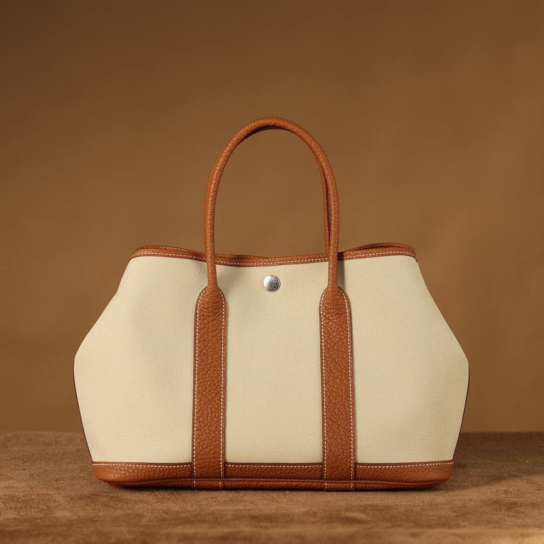 Hermes 爱马仕 Garden Party 30 布配金棕皮花园包👜✨ 尺寸：30*20*13cm 配皮面料是采用法国原厂的Togo皮，纹路清晰，颗粒感饱满，手感细腻，扑鼻而来的香味，爱不释手 版型真的是决绝子 喜欢大包的就入手吧 绝对不后悔的一款大购物袋😍💕