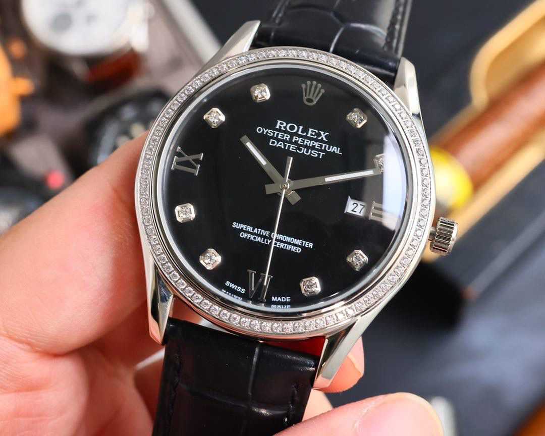 TW：最新款上市，劳力士日志系列推出，做工精细，品质优越！ 采用8215全自动进口机芯，走时精准，表圈采用钨钢材质打造的完美棱角形圈口，表壳釆用316精钢，蓝宝石玻璃镜面，三度防水性能，高端品质，绅士必备。 尺寸：41*10.8mm 将光阴凝集于分秒间 完美，系于不息追求。 以嘹亮的铿锵嗓音，震撼人心。 以印证完美的追求，永恒不息。 劳力士从来没有改变世界，而是把它留给戴它的人 你与男神的差距只差一块劳力士