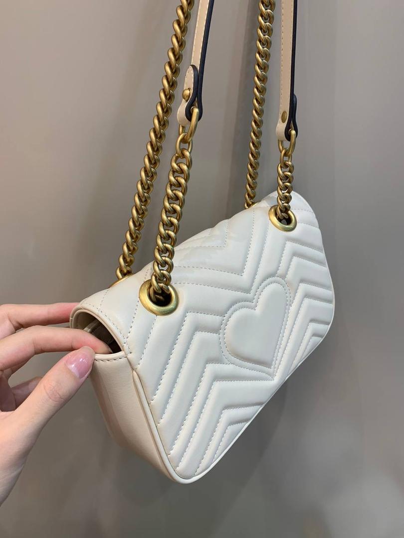 新背景实拍正品级 。经典款金扣白色22cm‼️ 黑色销量第一的话那白色绝对稳居榜单第二、夏天超级热卖，基本人手一个，奶白奶白的颜色，简单干净舒服，皮质五金都是最好级别的，恰到好处的复古调调，很有质感‼️ 型号446744；尺寸22/13/6cm