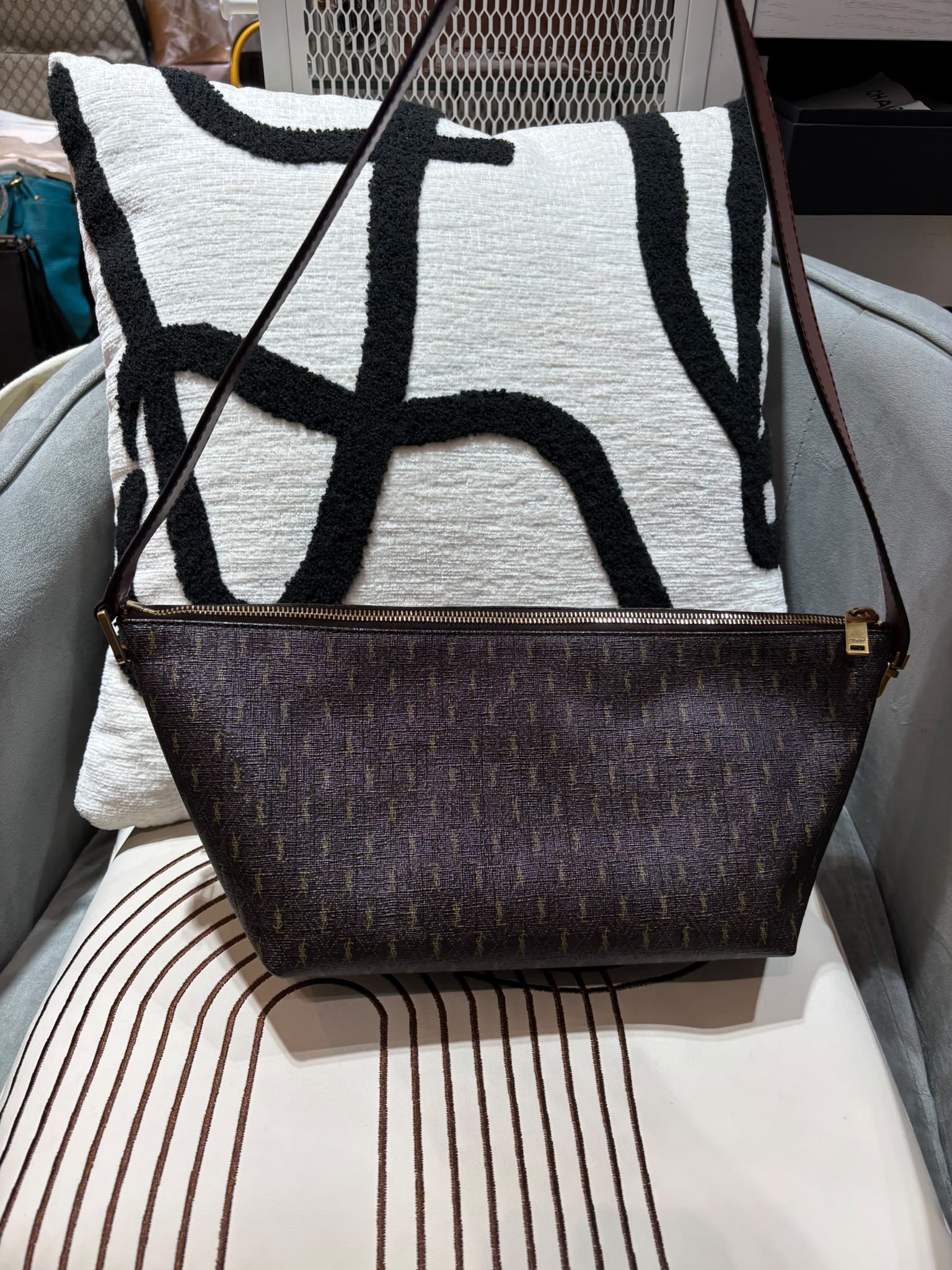 Saint Laurent monogramme ysl hobo bag  100%Authentic, 95%new