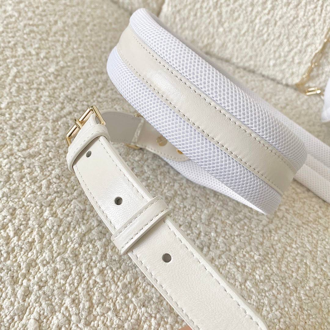 𝗗𝗶𝗼𝗿 𝗗-𝗝𝗼𝘆 𝗯𝗮𝗴网格白色（横版） 时尚果然就是轮回，回归了一把中古戴妃 全新材质科技织物面料，长方包形短链条➕宽肩带（其他款是细长肩带）直接封神！！ 复古时髦感超强，真是什么场合都可以把住💕💕 绝对是lady中的天花板了，强势出圈啦姐妹们 26 x 13.5 x 5cm