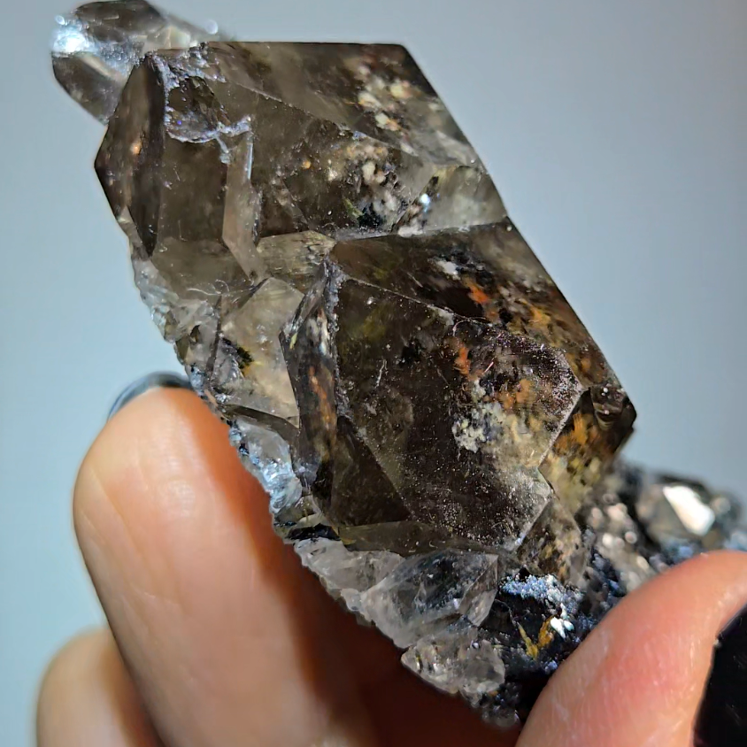 Golden starburst rutiles in quartz on black hematite - RT1444