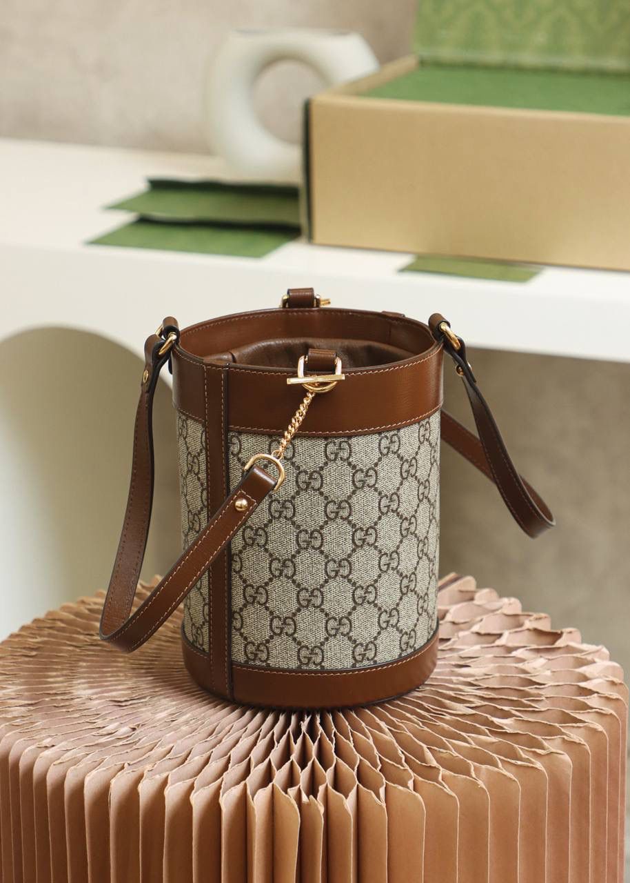 𝟭 𝟵 𝟱 𝟱马衔扣系列水桶包#637115#正品皮 ♠尺寸：14*19*14cm ♠ 1955马衔扣全新系列—水桶包， 采用经典GG面料搭配牛皮设计， 最受欢迎的水桶造型， 1955标志性马衔扣，给人一种现代时尚精髓，彰显马衔扣别致的魅力，这桶全新水桶包给人另外一种风味，演绎出复古与时尚的结合，更是附带大容纳设计，日常复古造型必备，必须入手的一款全新水桶！🔥🤟🏻