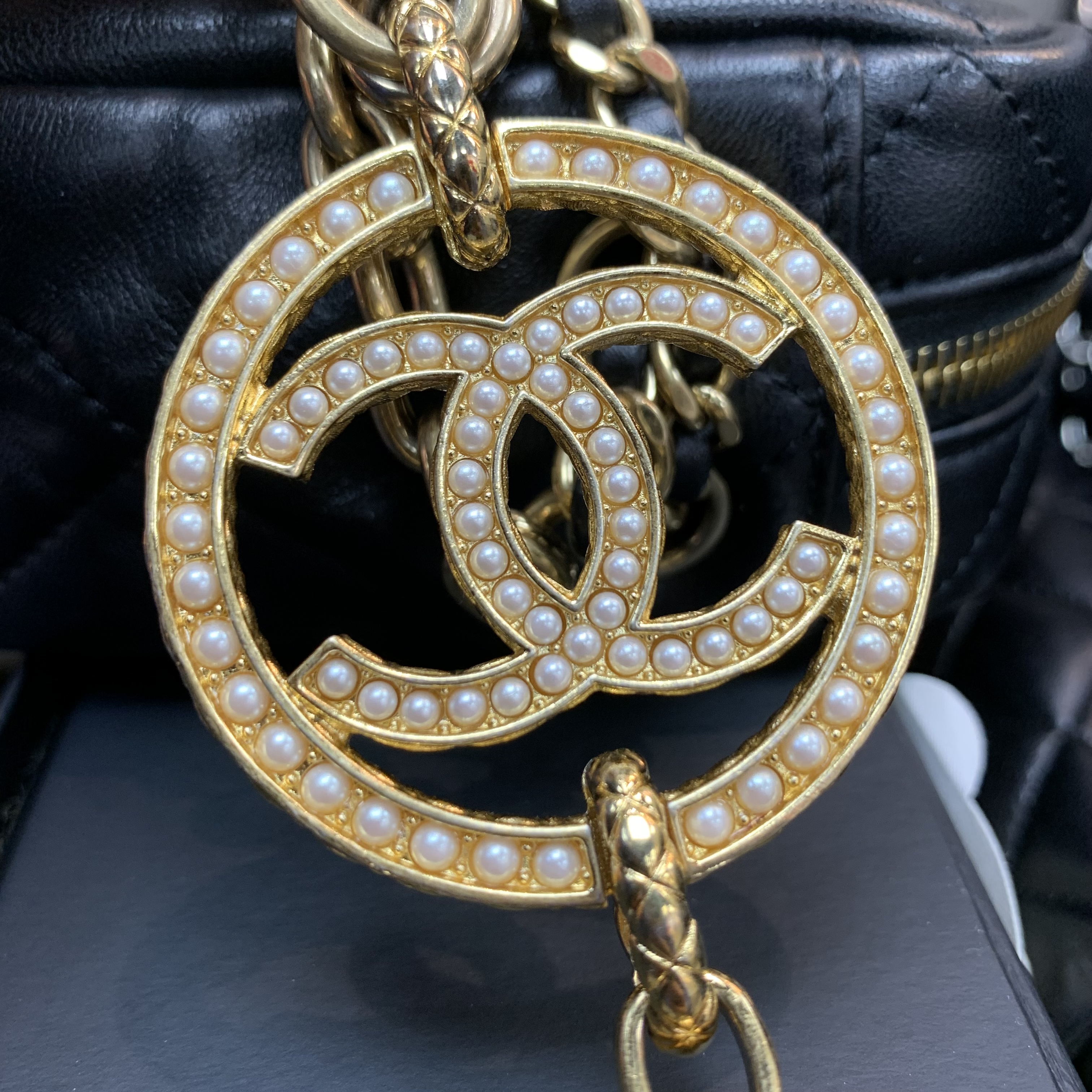 Chanel 相機包 22A  高級感菱格紋配金色logo珍珠斜孭鏈
