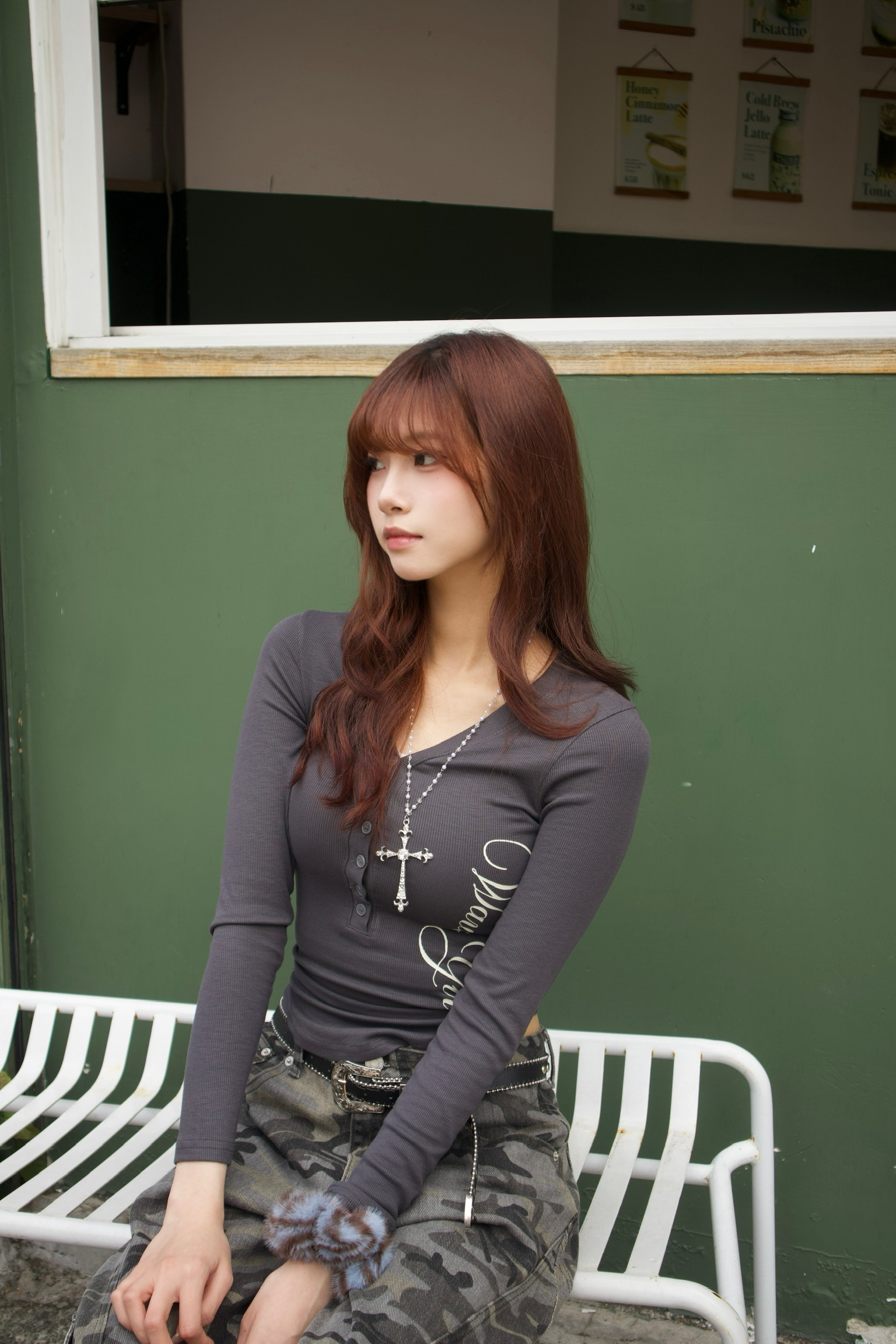 辣妹必備！韓國扣扭字母v領Top