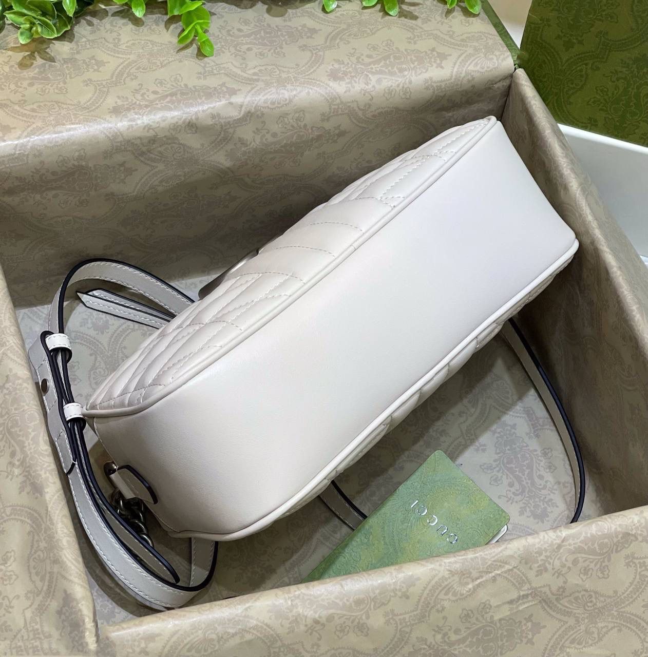 ✈️✈️✈️ 🔥𝐌𝐚𝐫𝐦𝐨𝐧𝐭菱格原厂皮# ▫️型号447632 ▫️尺寸 24*14*8cm 全新经典款相机包 ，整个包身下血本都用了原厂牛皮❗️最基础的包型.立体棱格绣花在灯光下让整个包活跃了起来，肩带可调节上身太好驾驭 不挑身高，也是全球打人必备的百搭单品！