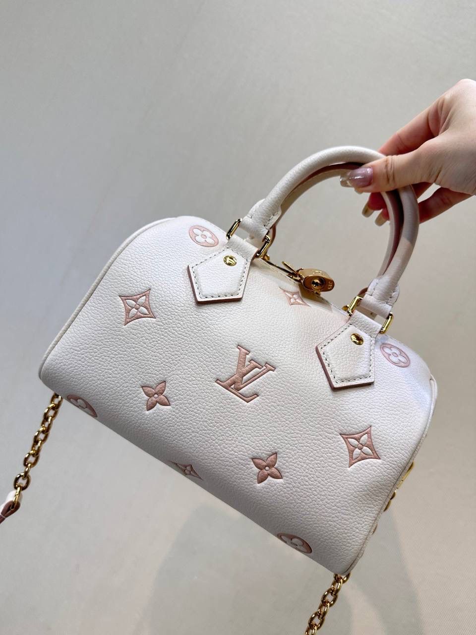 作为驴家常年断货的经典款speedy枕头包，一出道即巅峰，哪怕是到了现在也一直是时尚达人潮人最爱的包款！热爱时尚潮流的你一定在不少街拍秀，小红薯🍠围脖🧣上也能看到它的身影！年年的经典大爆款！ 这 尺寸：20.5 x 13.5 x 12cm