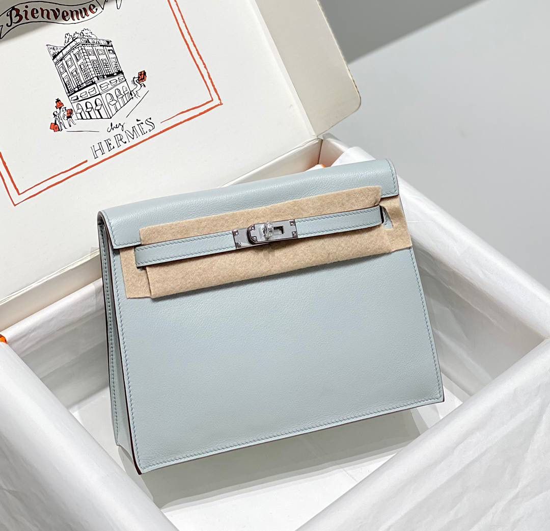 『圣杯蓝·银』 ‘’Kᴇʟʟʏ ᴅᴀɴsᴇ • Evercolor 🎀 时尚圈就是一个圆！ 最厉害的就是六种背法： 斜背、侧背、肩背、腰包、背包、手包 集美们一定要安排起来‼️ 22Cm