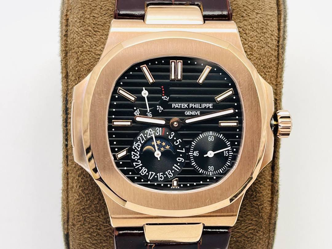 百达翡丽Patekphilippe运动系列鹦鹉螺5724（霸道总裁）PP5712GR“钢王之王”巅峰出道！出道即巅峰！ 1⃣️直径40毫米，做到接近正品的厚度！ 2⃣️所有功能同正品（10字位动能显示，7字位日历和月相，4字位小秒针）和原装一样的带水平压纹图案，带荧光刻度！ 3⃣️这是真正具有里程碑意义的超级一体机芯Cal.240 PS IRM C LU。全机芯零件数265个，平面游丝，21600每小时振荡次数 Gyromax带调节砝码的摆轮，稳定无误差。(不同于市面上现有的假机芯盖甲板，假珍珠陀) 4⃣️全新修正的不锈钢表带，铰链部分根据真正的百达翡丽鹦鹉螺不锈钢表带拆解开发，和正品一致的贴合效果，逆袭市面上所有副本，铰链开合角度和正品一致，锁毕声音和正品相同。