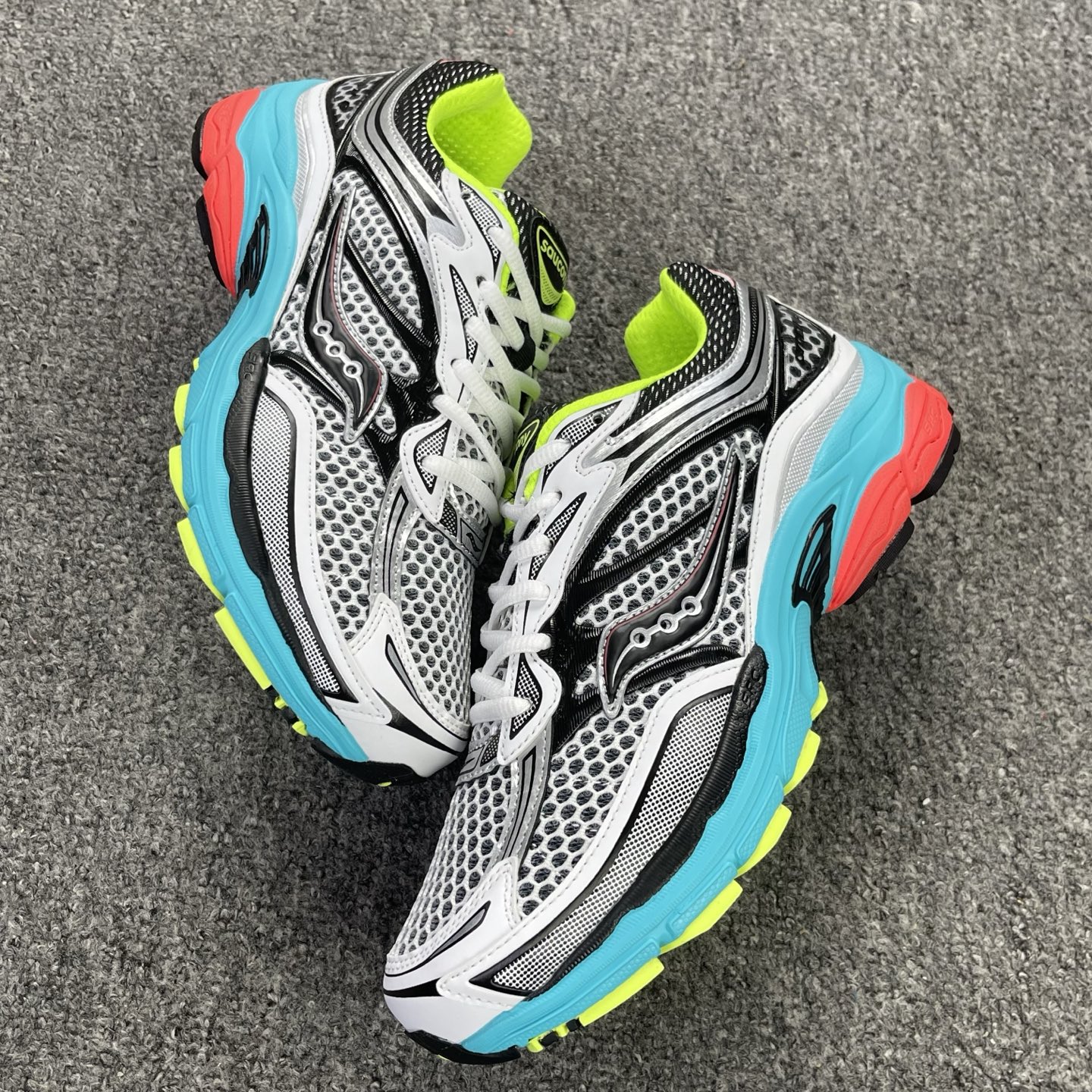 Saucony ProGrid Omni 9