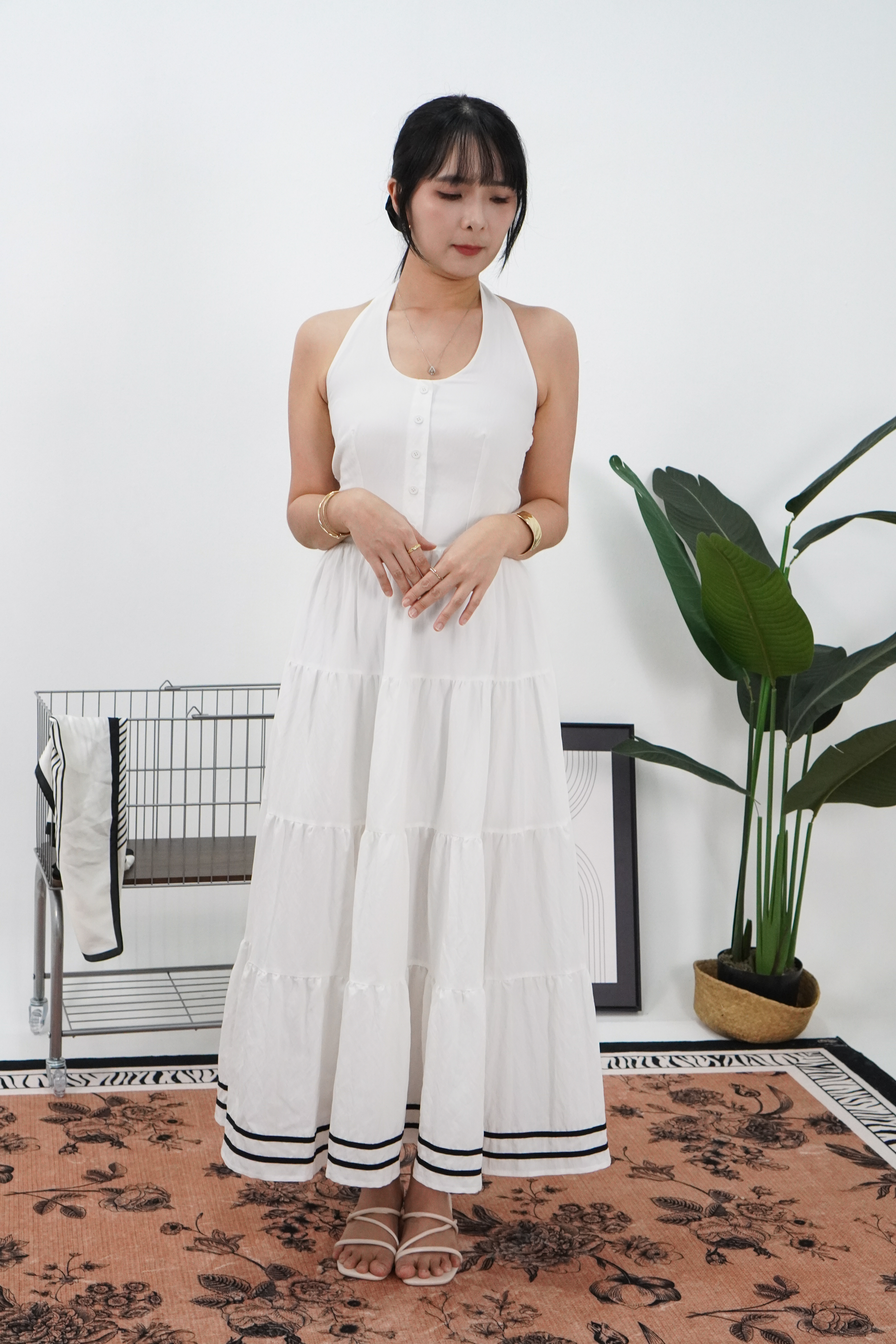 白色法式挂脖连衣裙