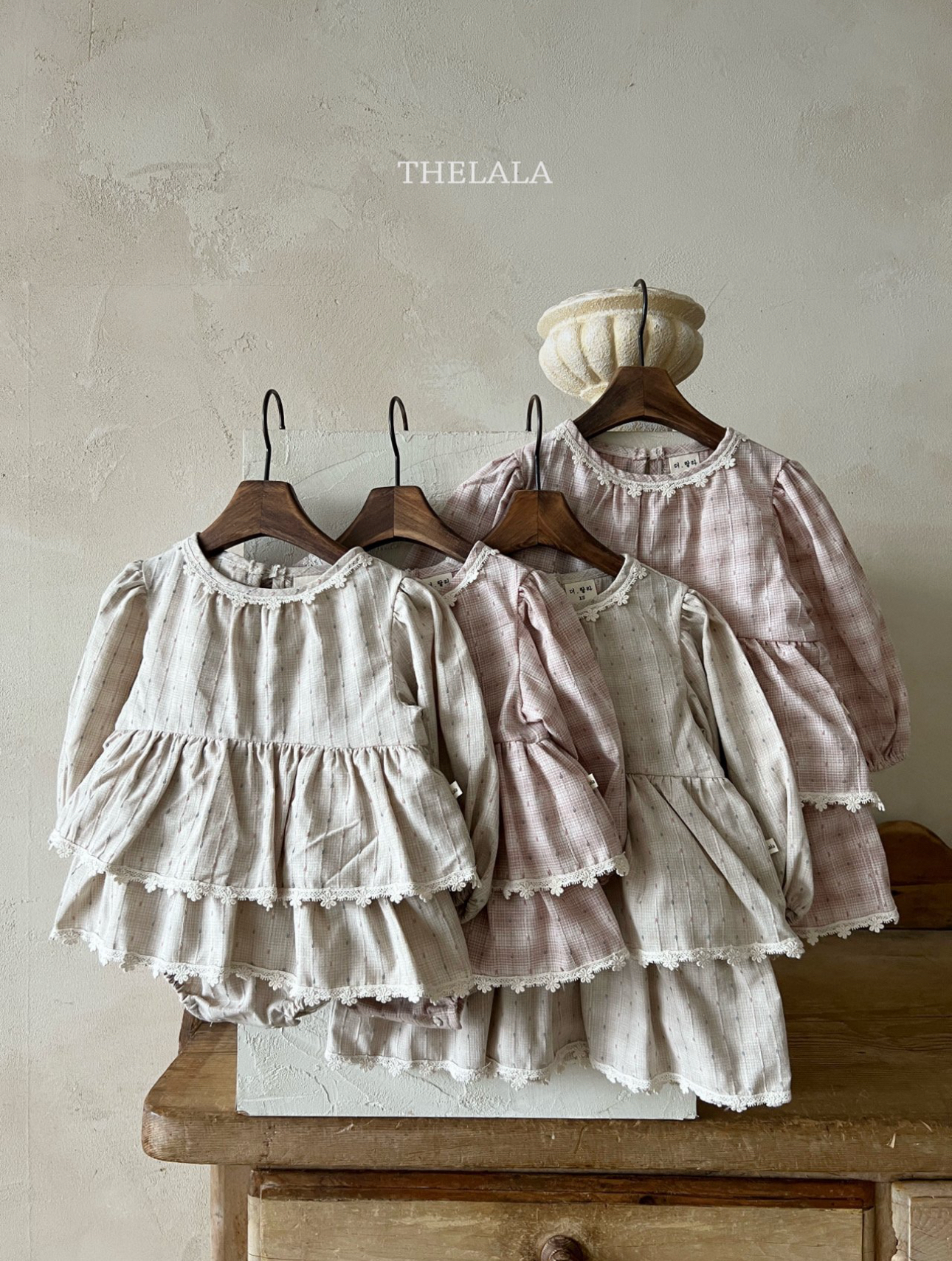 🌸預訂 韓國直送🌸🇰🇷THELALA兩色蕾絲花邊層疊荷葉邊格紋長袖包屁裙