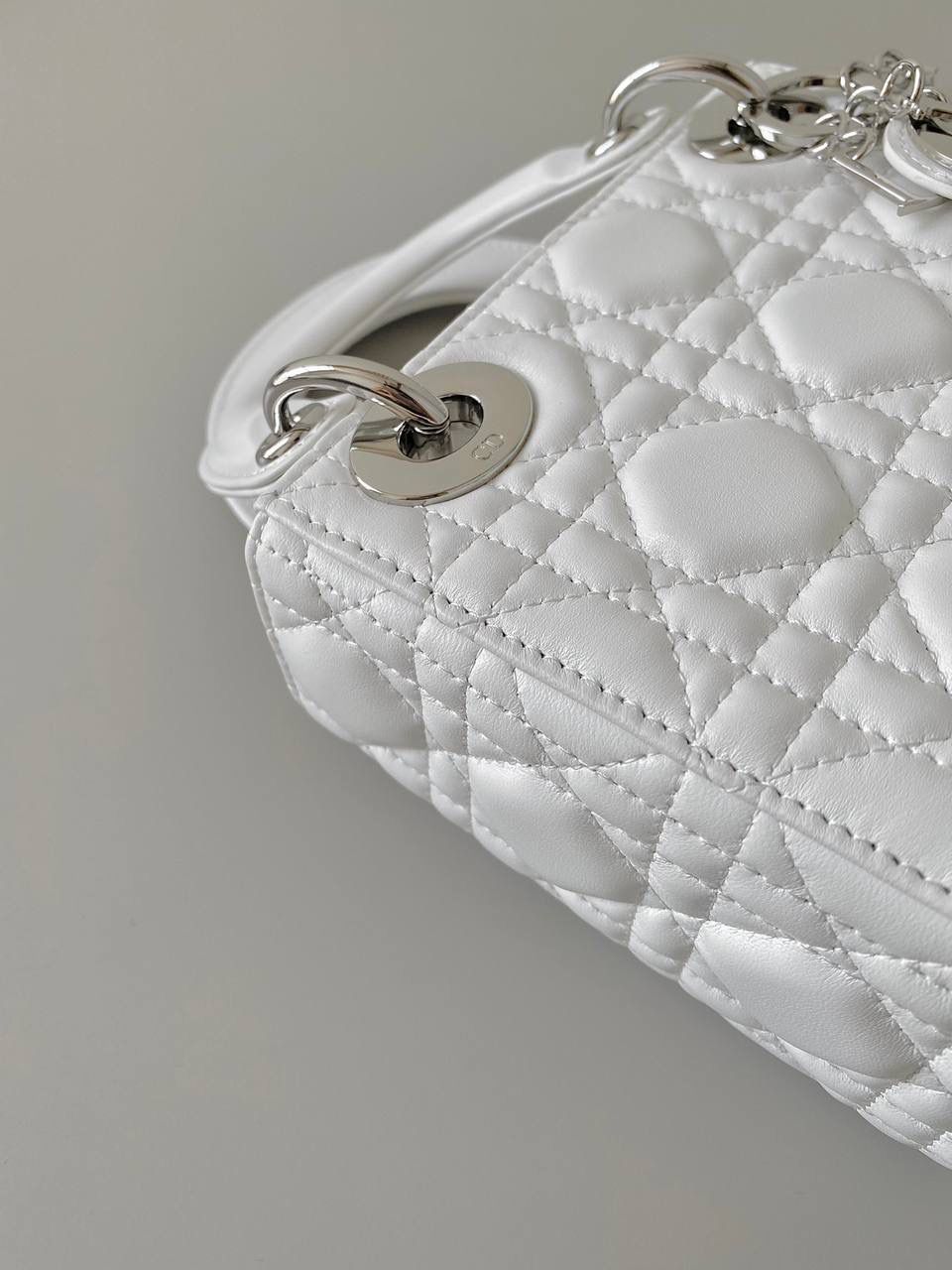 白银🎀𝗗𝗜𝗢𝗥 𝗟𝗮𝗱𝘆羊皮三格银扣🌟 女生必须要拥有的一只经典款 一年四季爆卖，老客每天都在补单 细腻柔软质感不是国内皮可以比的 进口原厂羊皮➕全钢五金，终极版 （标配两条肩带） size：17cm