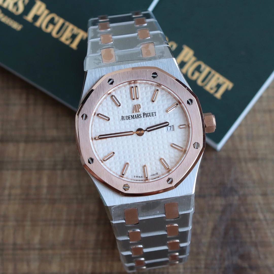 🚀原单AUDEMARS PIGUET爱彼 皇家橡树系列67女士石英腕表 独家原版拆解开模 所有配件均可原版互换使用，搭载原装瑞士F04111石英机芯。走时精准！全程CNC打磨，多次校对调整版型，棱角分明。表壳直径33MM,多边形状表圈与表壳精密相合，表圈以六边形螺丝栓固定在表壳上（圈口镶嵌精美施华洛世奇钻，璀璨夺目）表带链节精致规整，链节经过上百次细致的打磨处理，呈现出完美的纹理。折叠式表扣开合简单，佩戴方便。腕表表耳处呈弯折状，可以保证腕表与腕部更加贴合。表盘镌刻“Grande Tapisserie”大方格纹装饰，搭配荧光立体时标和皇家橡树指针，宽大的指针和时标让读时简单清晰。三点位置日期显示窗口，以阿拉伯数字显示。腕表为密闭表底，表底上镌刻皇家橡树系列的英文名称“Royal Oak”字样✨🔥