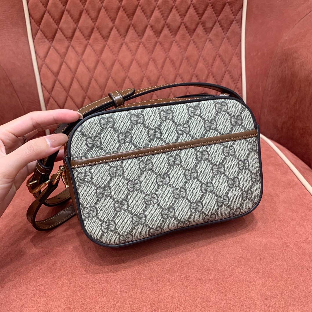 吐司🍞大爆款🔥 再来一组细节图；以表达我对他的强烈爱意，哈哈哈哈哈哈！Gucc1 horsebit 吐司包🍞(顶级原皮) 啊啊啊啊啊！！超级无敌大爆款！这应该就是我心目中的白月光， 实物是那种看到不需要犹豫马上就会买的， 相机包很多款，目前为止这个是我心目中的top 马衔扣元素和这个面料一直是我最爱的搭配设计 只是没有想到做成相机包可以这么可爱有趣 简简单单的造型却如此耐看且有那么一点高级感 跟其他相机包完全不一样！！反正这个我一拿到我就很爱很爱很爱！这个你们都可以入，必定会成为经典款！ 型号760196；尺寸20/13/6cm