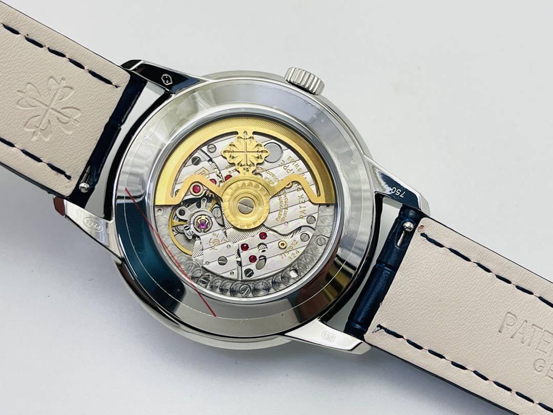 百达翡丽5320G-001超级复杂功能时计！🔥🔥 1⃣️直径40毫米一体冲压成型的双层式精钢表壳，致敬了经典的设计语言奶油色的表盘营造复古氛围，表盘边缘刻印有密分秒数刻度，配金质阿拉伯数字及五分钟凸圆刻度字钉，更有立体感。时分指针以巴顿式设计为基础，配以尖长的针尖，这特色造型是呼应了 1950 年代 Ref. 1463 计时码表的指针。 2⃣️表盘6点位置是月相显示和日期分拨。所有的万年历标志都很好，一眼就能读懂。 3⃣️内里搭置了仿324 S Q 自动上链机芯，是 324 自动上条传奇机芯的精装版本。机芯夹板桥经倒角，边缘作细意打磨，主夹板饰以鱼鳞纹，而夹板则缀以日内瓦波纹，夹板表面有包金雕刻，螺丝凹槽经打磨和倒角，连钻孔亦同样经打磨处理。