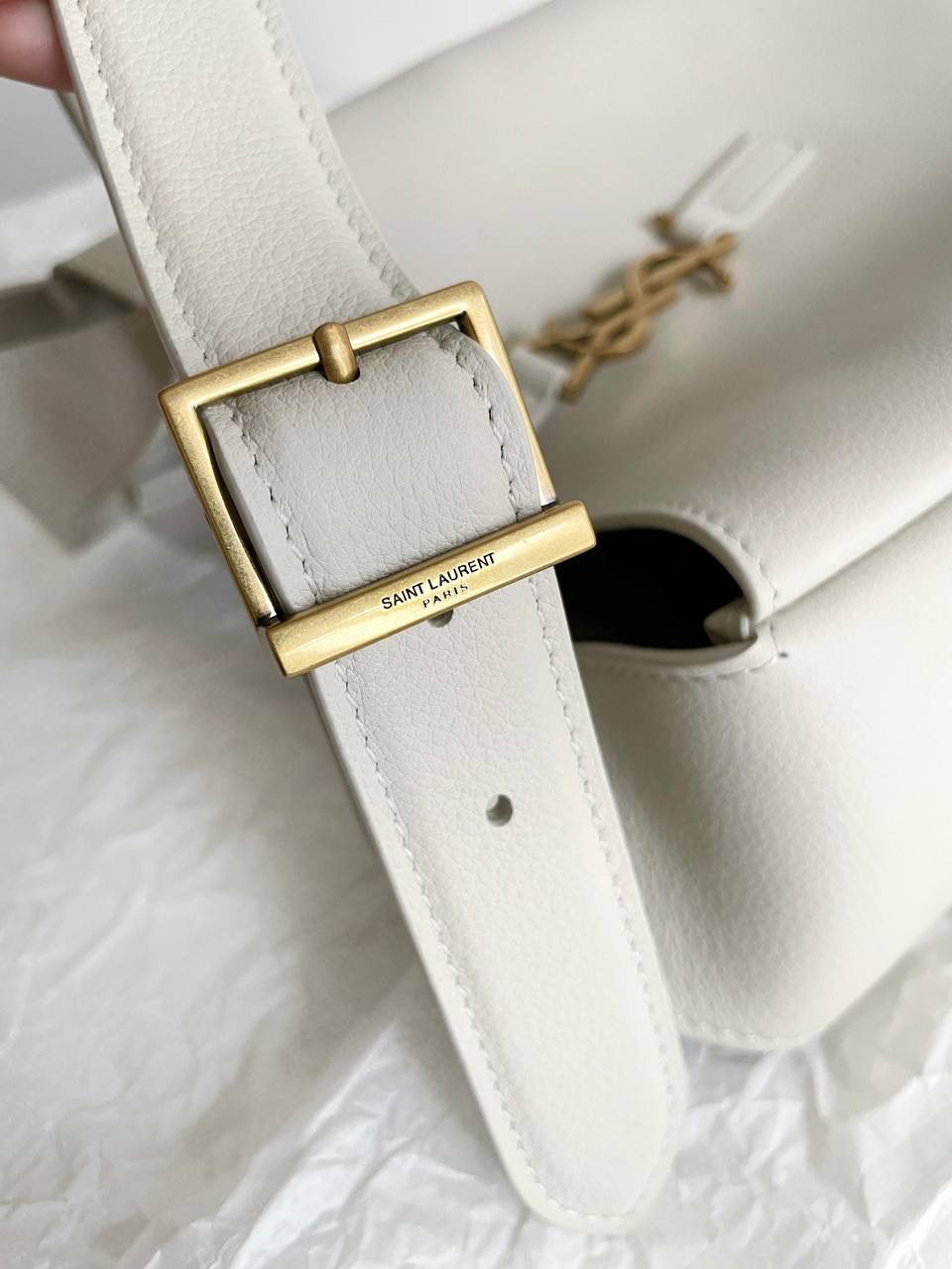 【已更新最新细节⚠️】 ys1 hobo bag腋下包小号 白金🤍 我和你们说，这只包看着普普通通 但是上身是真的很好看！ 第一次看到他们家有这种慵懒的腋下包 整个包都是柔软的原厂胎牛皮 又轻容量又大，真的很～～好背 这只包的灵魂在于圆滚滚中又有型 市场很多做得太挺括硬朗，那种货打咩啊❌ ZP开发⚠️全套包装哦～ 23×22×8.5cm713938m