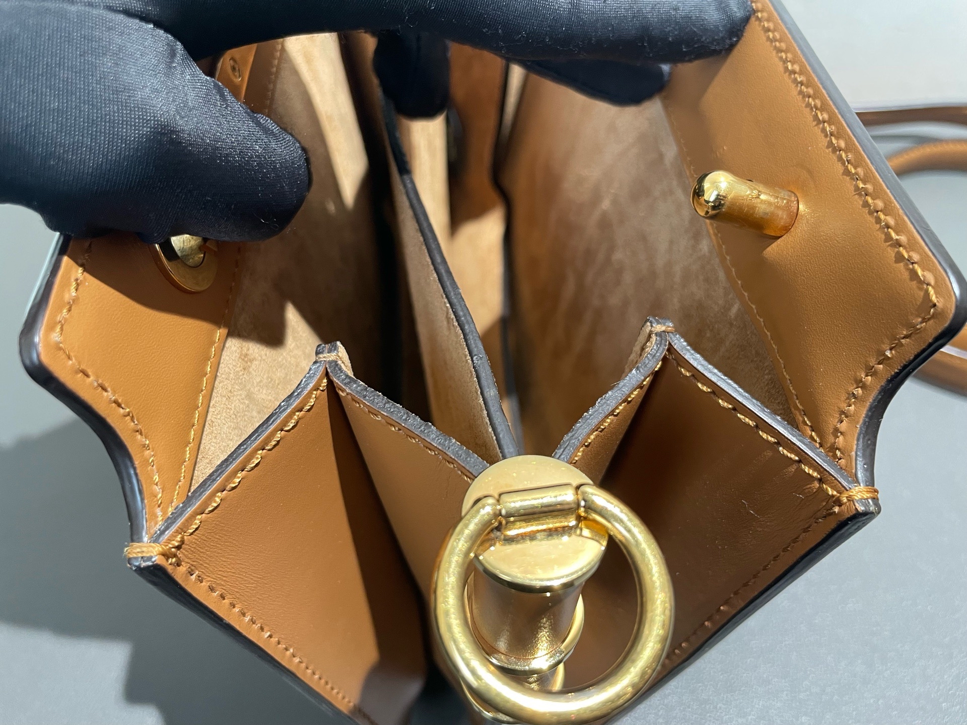 【預訂貨品】FENDI焦糖色金扣風琴包