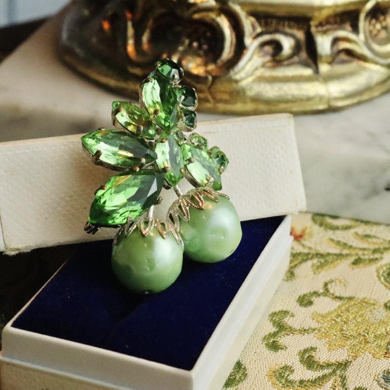 C.a. 1950-60s European Mint Green Glass Pearl Grape Bejewelled Brooch (MZ050)
