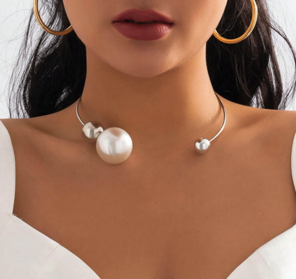 Large Pearl Necklace with Metal Collar