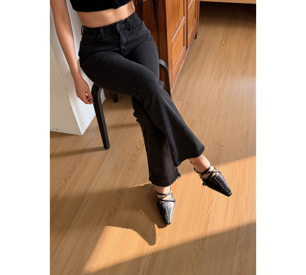 Stylish studs pointy mules