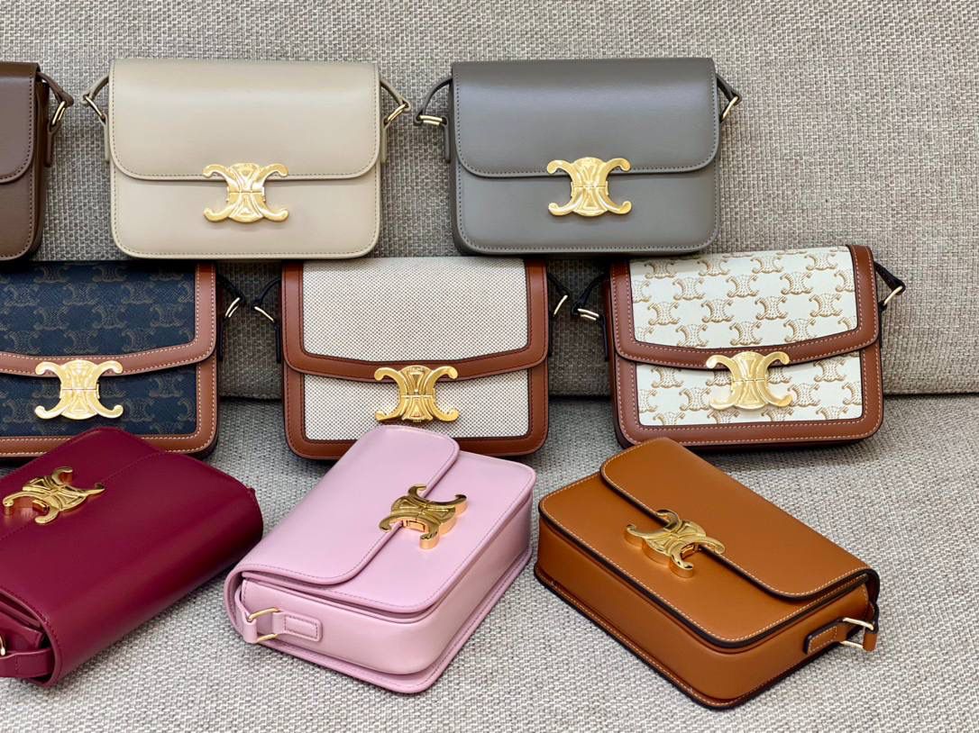 超多种包面配色哟～每一种都散发着高级品质的气息，凯旋门大金扣的点缀～为包包增添了一抹时尚的亮色，彰显着奢华与品味✨精致的尺寸设计不仅便于携带，更在细节间展现高雅气质！