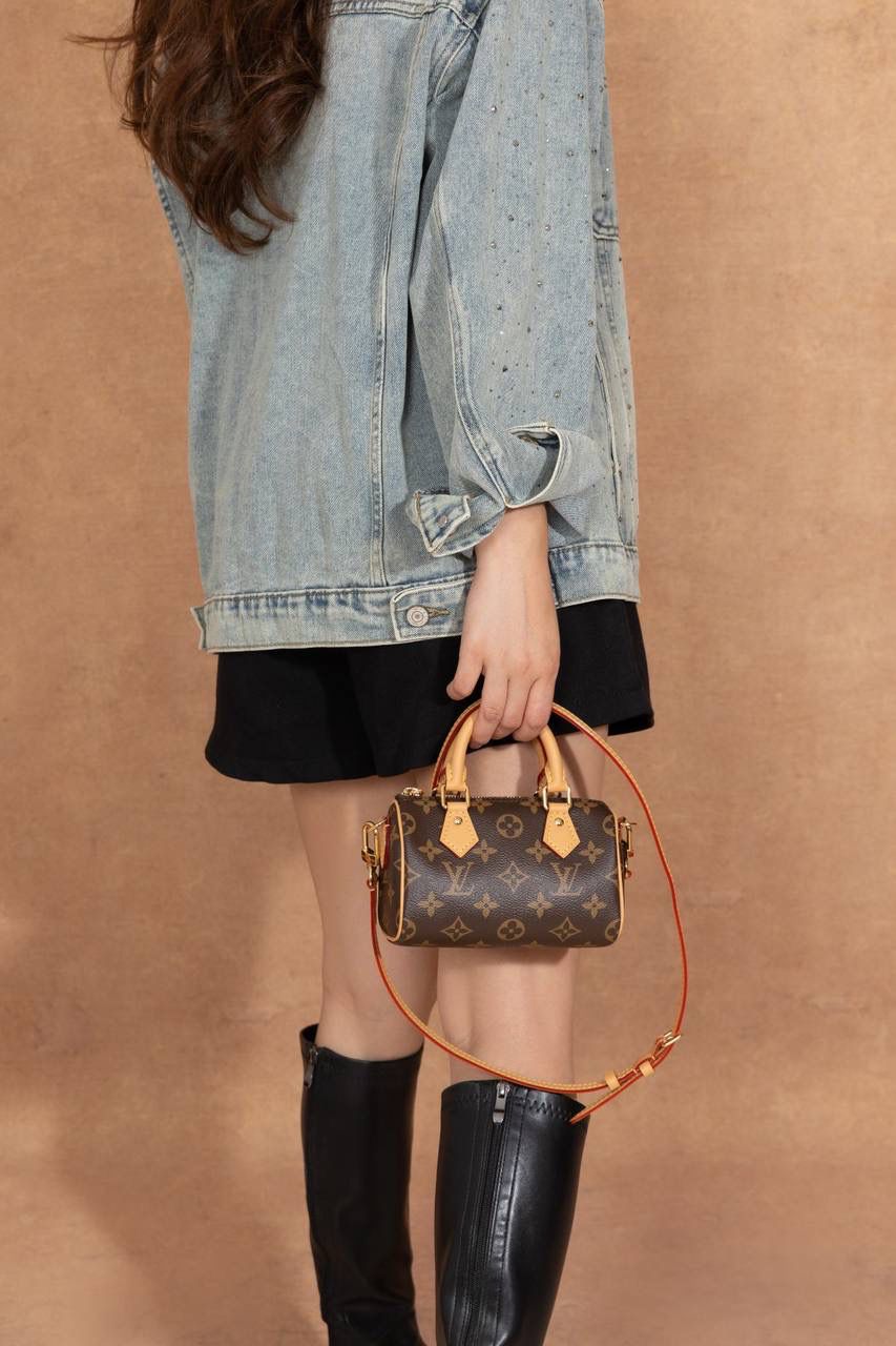 LV 枕头包🎀 这款 Nano Speedy 枕头包， 真的一眼就会被迷到 😍✨ 是 真正原厂级品质，ZP 正品级， 从材料、五金、车线到油边， 全部都用 正品级原材料，质感很稳很放心 👍