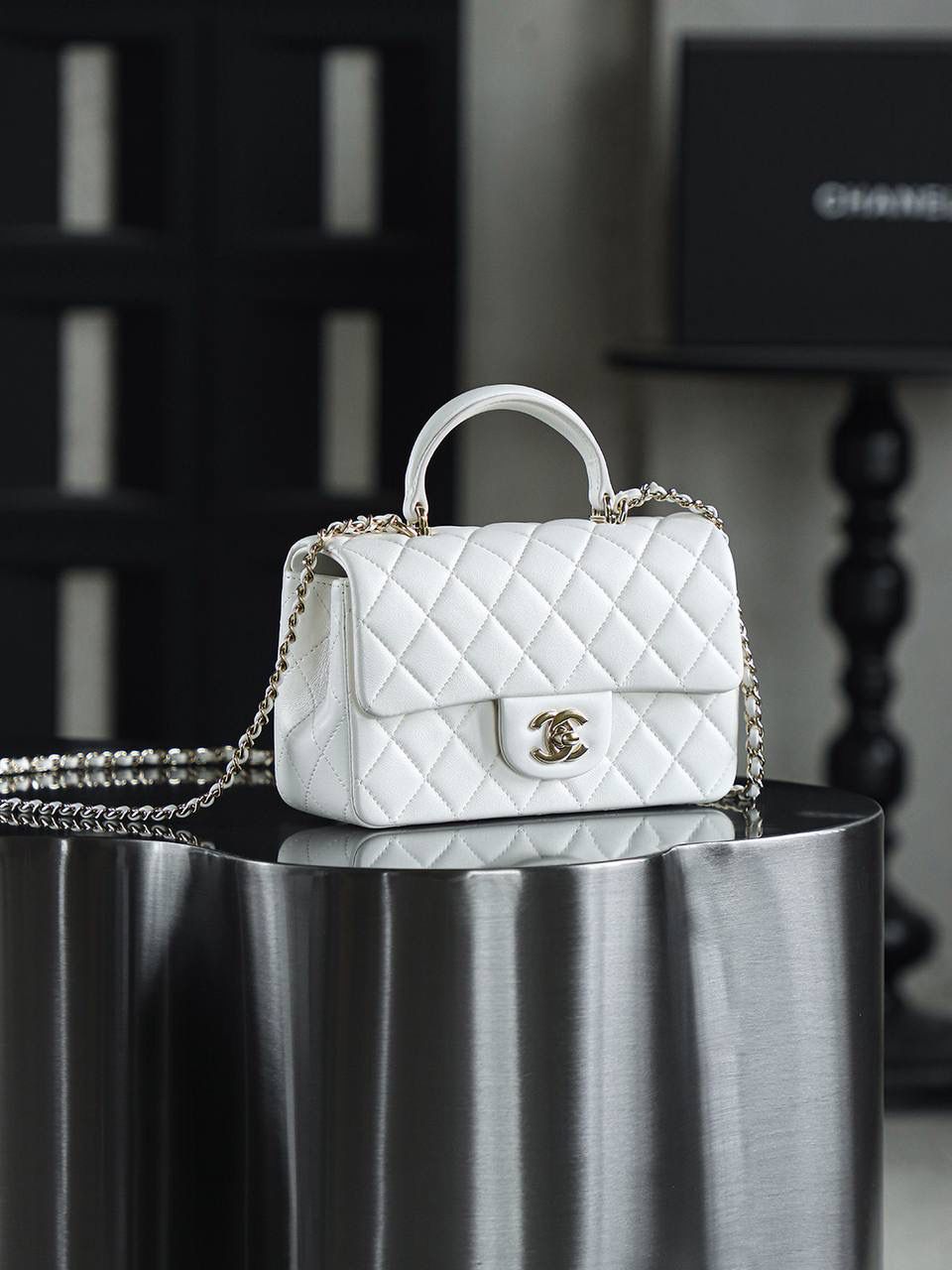 CF Mini手提包鑒定版 👜 一包一碼 支持全球鑒定查驗身份證原廠專G GR原廠皮料過關清單資料可査詢 經典的翻蓋加上獨特的提手，既保留了CF經典韻味，又增添了一份俏皮！ 而且單肩、斜挎、手提三種背法隨意切換，它都能輕鬆成為焦點！ 五金：全銅淺金扣 皮料：GR原廠小羊皮 尺寸：12*20*6cm