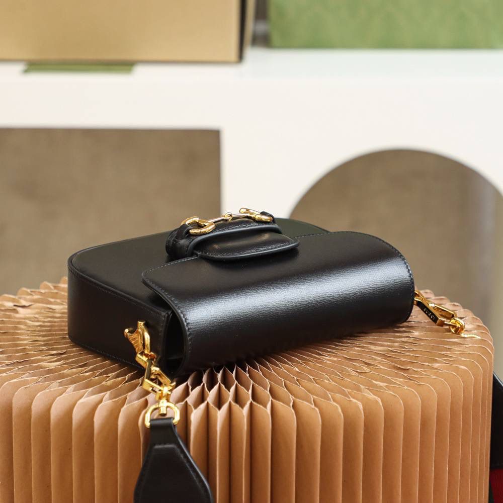 ▪️𝐇𝐨𝐫𝐬𝐞𝐛𝐢𝐭 𝟭𝟵𝟱𝟱 𝐌𝐢𝐧𝐢 #658574#正品皮▪️ 🔳尺寸：20.6*14.4*5.1cm🔳 马衔扣𝐇𝐨𝐫𝐬𝐞𝐛𝐢𝐭 𝟭𝟵𝟱𝟱系列， 这一届的𝐌𝐢𝐧𝐢马鞍包风格，增添了混搭格调， 配有两条不同的肩带， 配皮肩带呈现出了优雅低调， 与红绿肩带完全不同的感觉， 红绿肩带呈现了强大的品牌标志性的味道！ 全皮系列更加加分， 给人留下了更加低调优雅知性的味道！简直太香了！🔥🔥